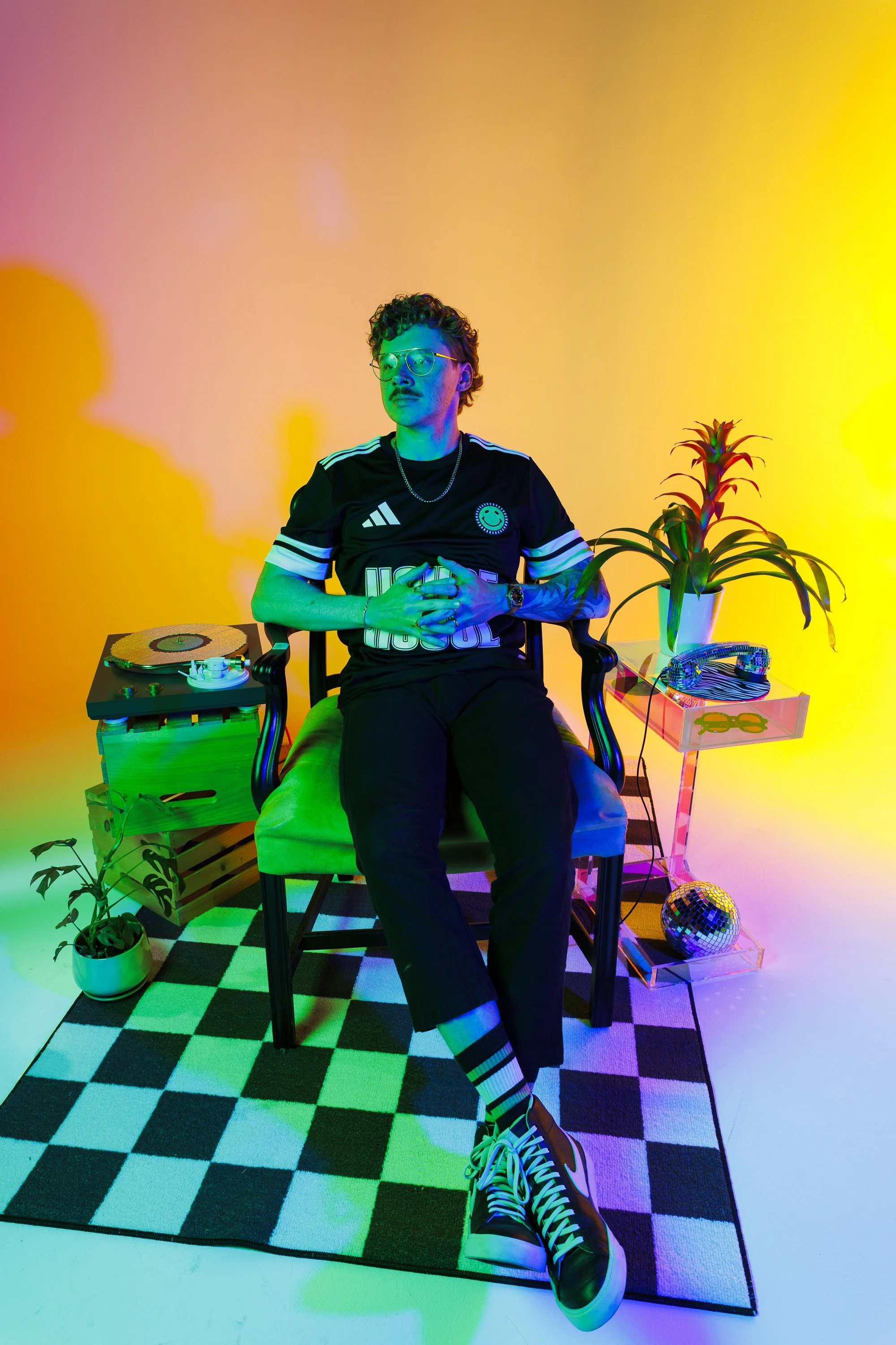 denver-photography-press-studio-pure-colors-black-shirt-small-keyboard-jessica-dnea-014.jpg