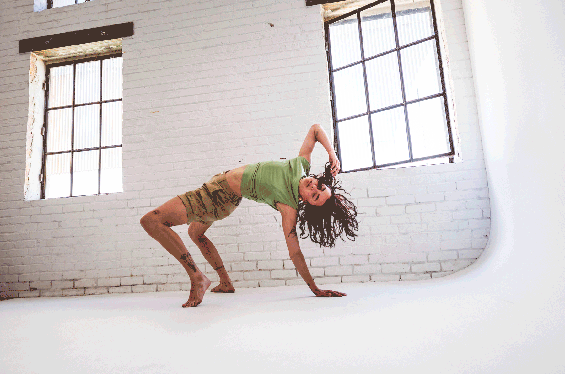 On-location portrait photo with modern, editorial feel Studio Ten 6 Cassy Clark