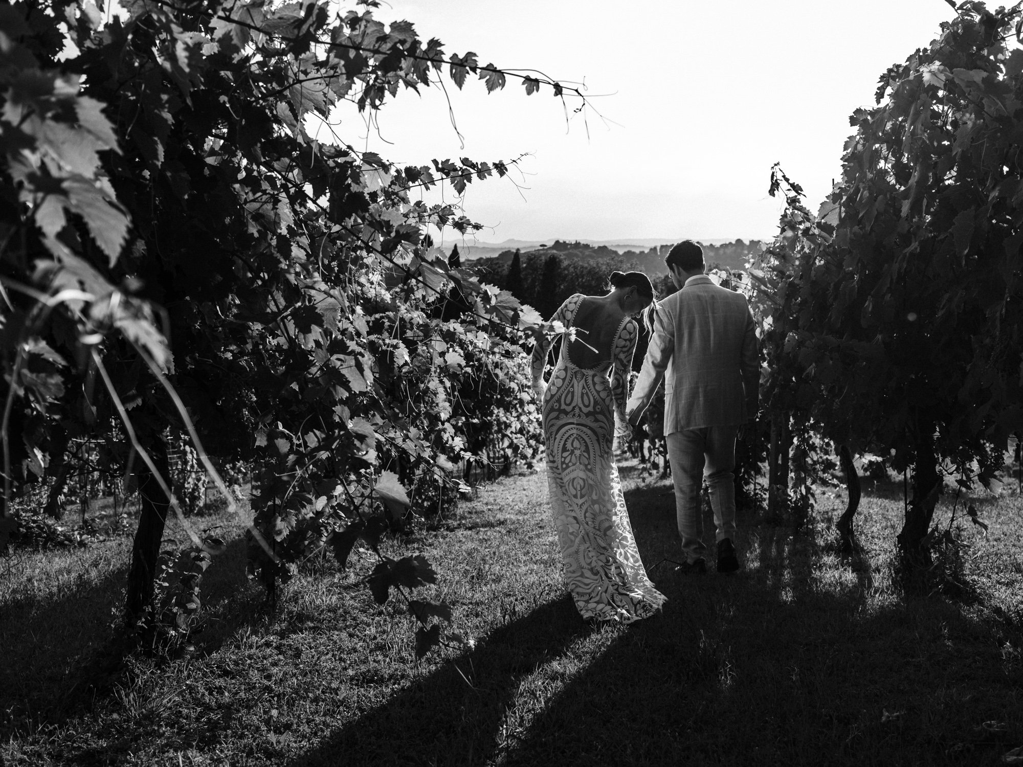 a-weddings, wedding, destination weddings, newly wed, bride, groom, bride and groom, holding hands, silhouettes, black and white photography, wineyard, italy, italian wedding, conventino di gradara, gradara, italia