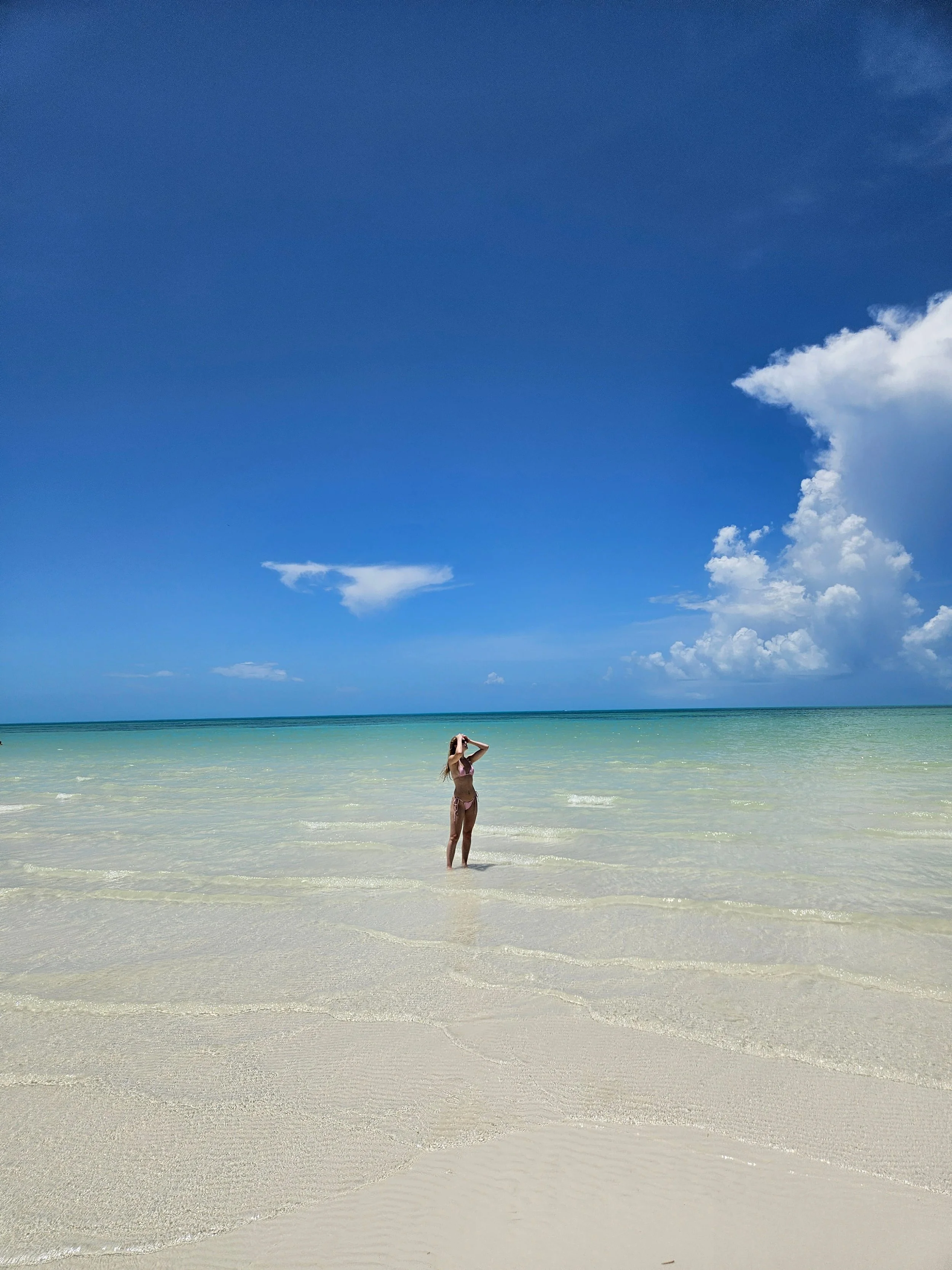 Turquoise ocean water and white sand beach in Holbox