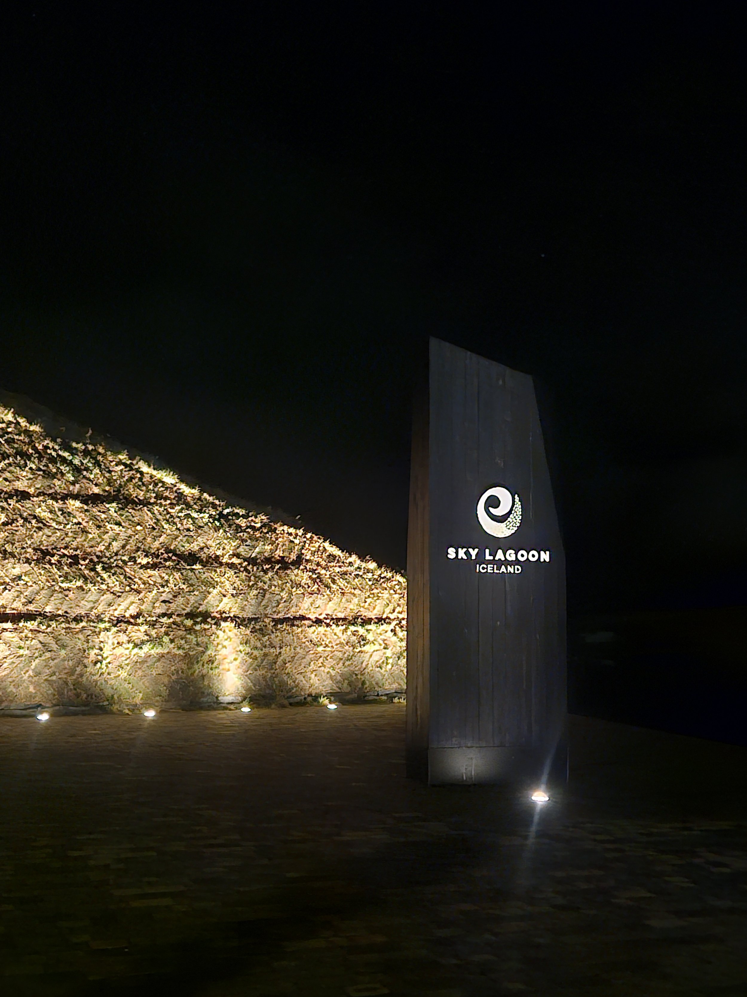 couple enjoying sky lagoon thermal spa in Iceland
