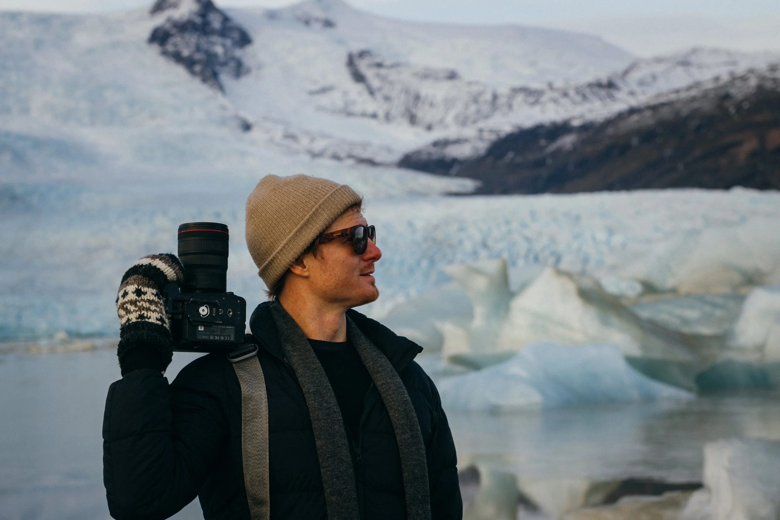 Couple doing a photoshoot at Dramatic glacier lagoon landscape in Iceland