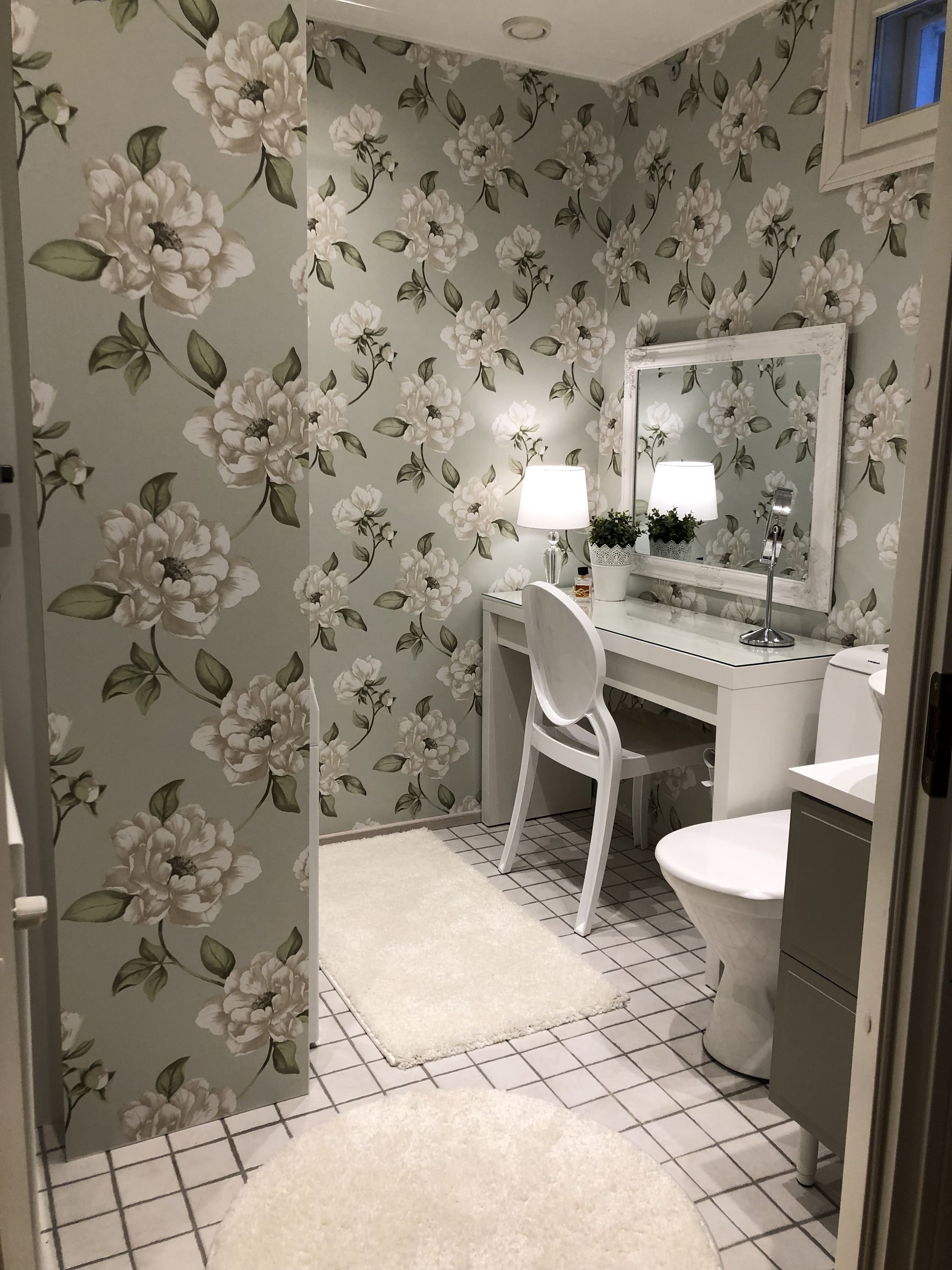 interior-de-la-casa-sisustussuunnittelu-jyvaskyla-wc-remontti-valmis-kuvaovelta-vihrea-valkoinen-meikkipoyta-pesukoneetpiiloon.jpeg