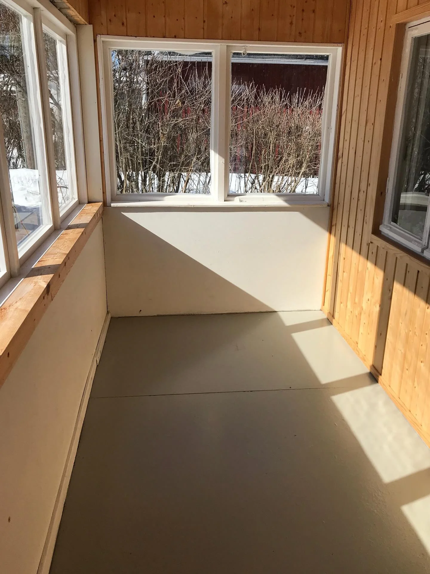 Maalipensseli heilui ja muutama pieni juttu teki ihmeit&auml; &ndash; siirtolapuutarham&ouml;kin kuisti sai raikkaan uuden ilmeen.

Haluatko sin&auml;kin apua pintojen raikastamiseen? Pyyd&auml; minut ilmaiselle tarjousk&auml;ynnille. 

#siirtolapuut