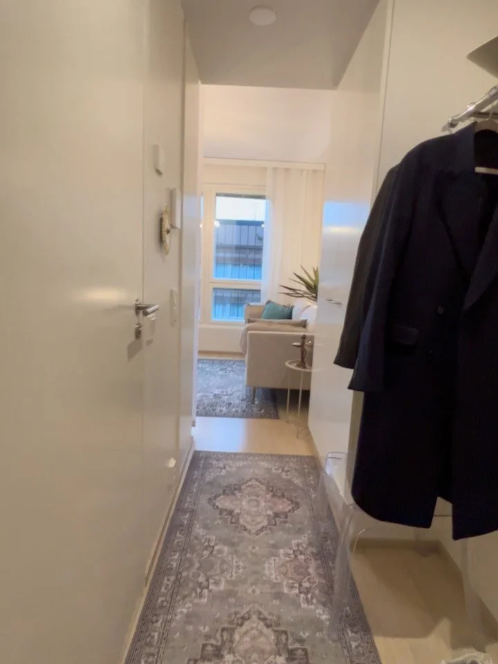 Kuka sanoi, ett&auml; toimiston pit&auml;&auml; olla tyls&auml;?

T&auml;h&auml;n toimistoon valittiin l&auml;mp&ouml;&auml;, valoa ja hyv&auml; fiilist&auml;! 

Toimiston sein&auml;t maalattiin l&auml;mp&ouml;isell&auml; Tikkurilan s&auml;vyll&auml;