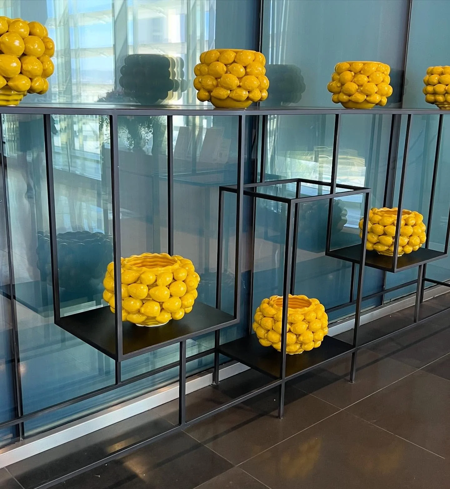 Sitruunaruukut tuovat lentokent&auml;n loungeen raikkaan ja iloisesti hehkuvan tunnelman. Kirkkaankeltaiset ruukut tuovat aurinkoisen kontrastin modernille matkustusymp&auml;rist&ouml;lle. Ne kevent&auml;v&auml;t tilan ilmett&auml;, her&auml;tt&auml;