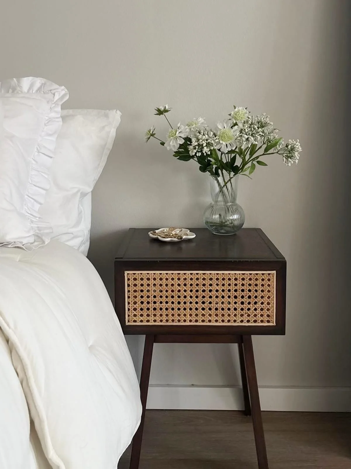 Y&ouml;p&ouml;yt&auml; on pieni mutta yll&auml;tt&auml;v&auml;n merkityksellinen elementti sisustuksessa. Sen rooli ei rajoitu vain k&auml;yt&auml;nn&ouml;llisyyteen, vaan se vaikuttaa my&ouml;s makuuhuoneen tyyliin, tunnelmaan ja tasapainoon. 

#y&o