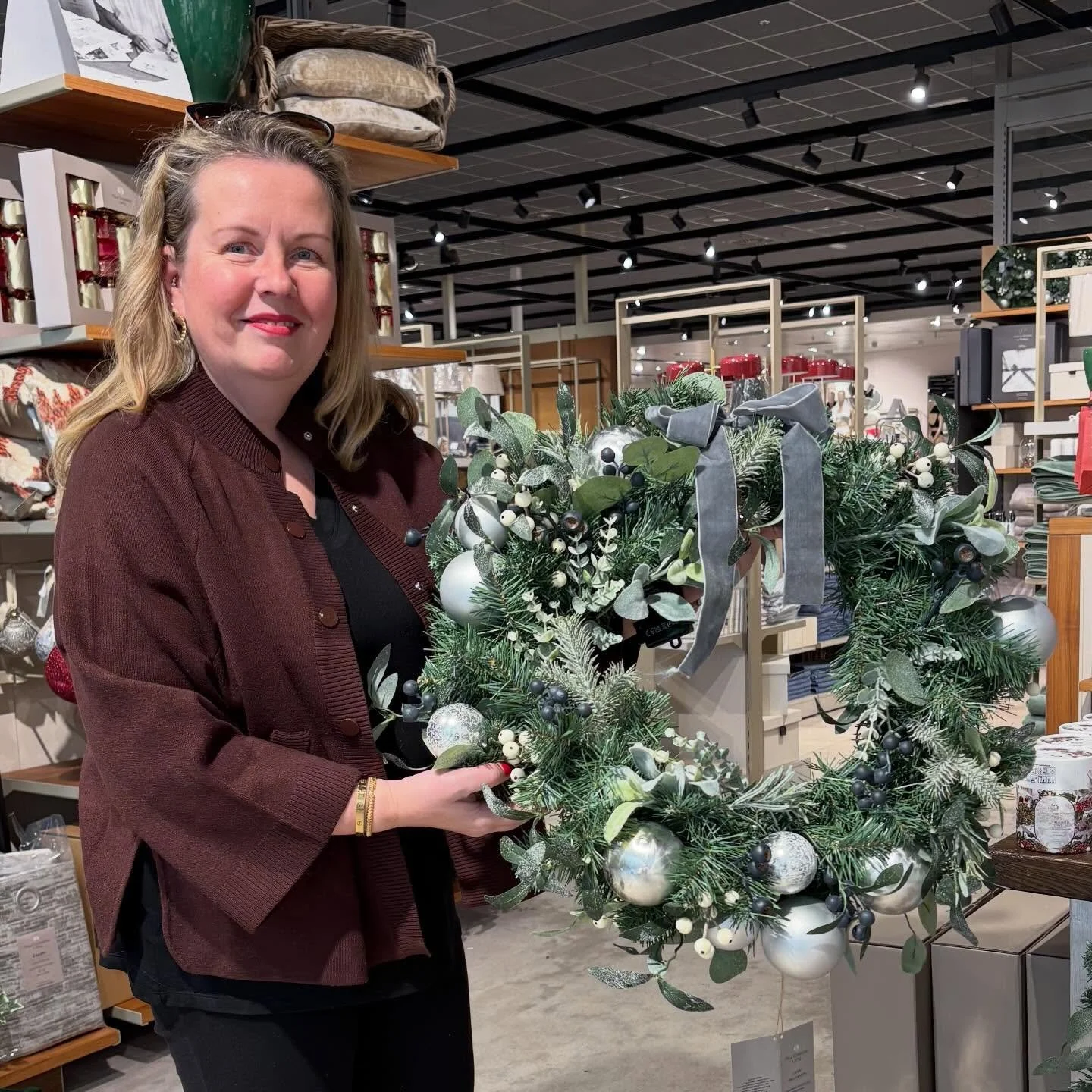 Kransseja k&auml;ytettiin jo antiikin Kreikassa ja Roomassa. Ne symboloivat:
	&bull;	voittoa ja kunniaa 
	&bull;	jumalten suosiota
	&bull;	juhlaa ja vaurautta

Kransseja ei viel&auml; ripustettu oviin samalla tavalla kuin nyky&auml;&auml;n, vaan niit