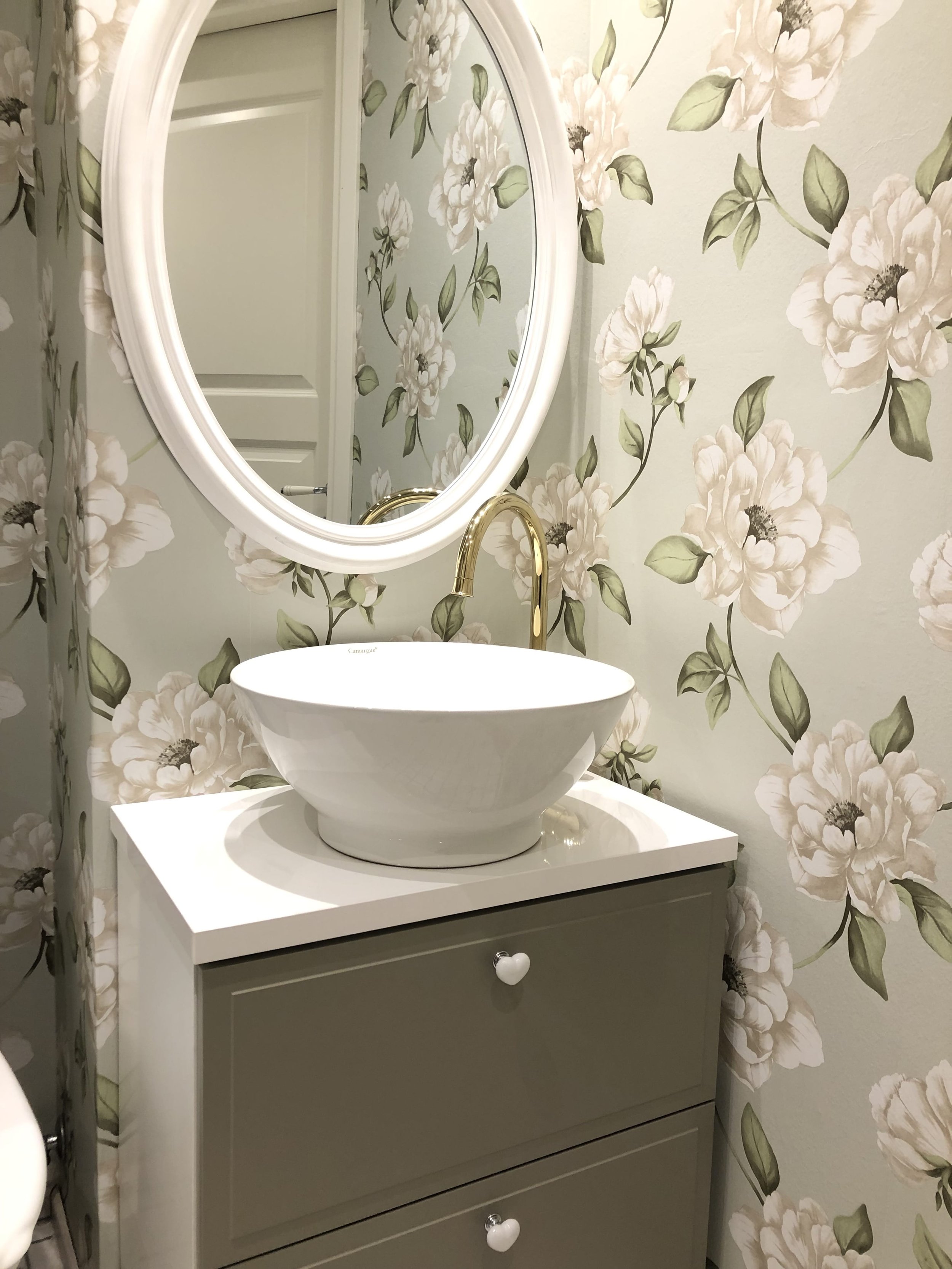interior-de-la-casa-sisustussuunnittelu-jyvaskyla-wc-remontti-lavuaari-valmiskuva-tapetti-vihrea.jpeg