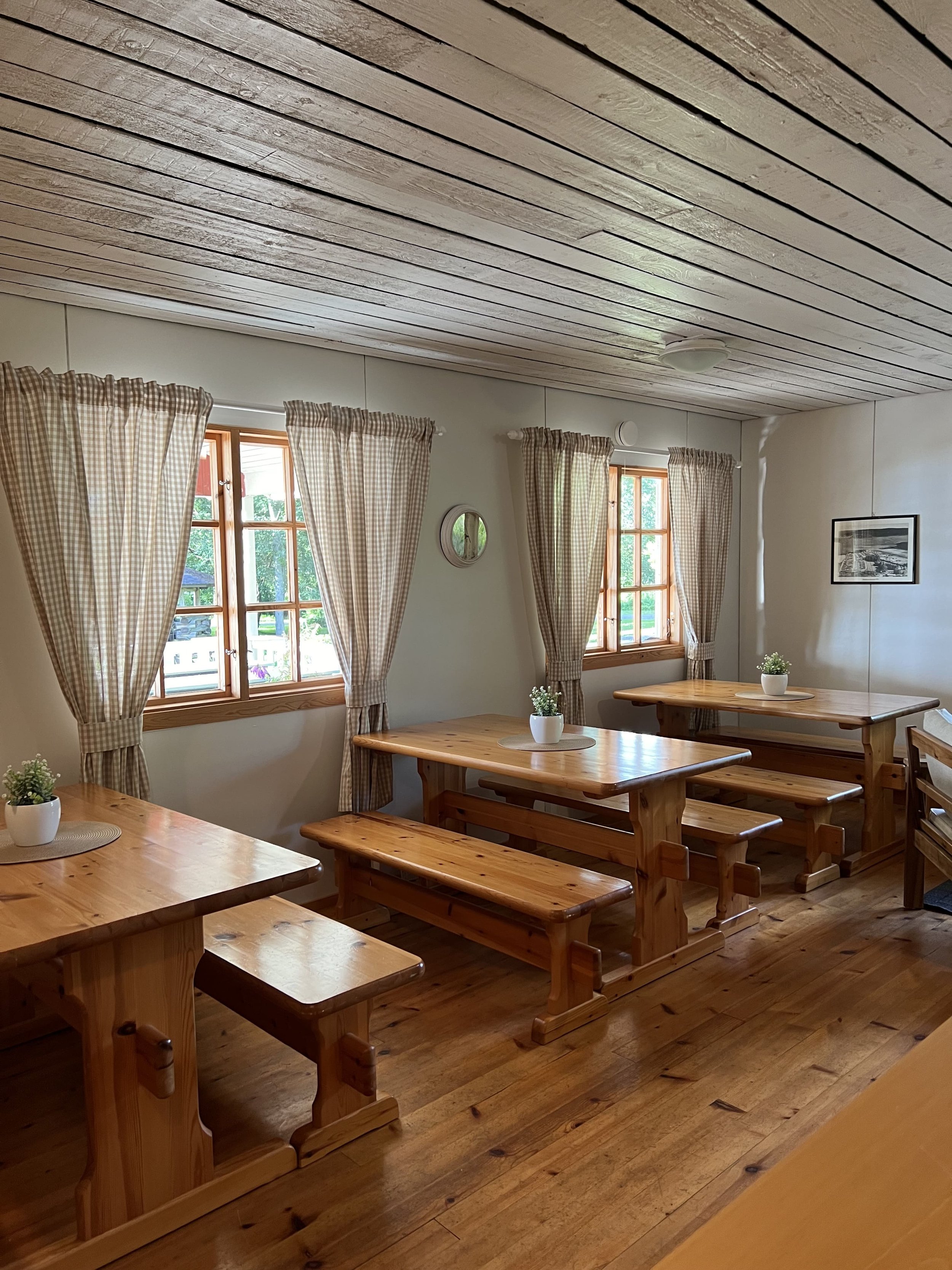 interior-de-la-casa-sisustussuunnittelu-jyvaskyla-pauliina-kolari-kerhotalon-stailaus-valmis-uudet -kalusteet-pirtinpoydat-verhot.jpeg