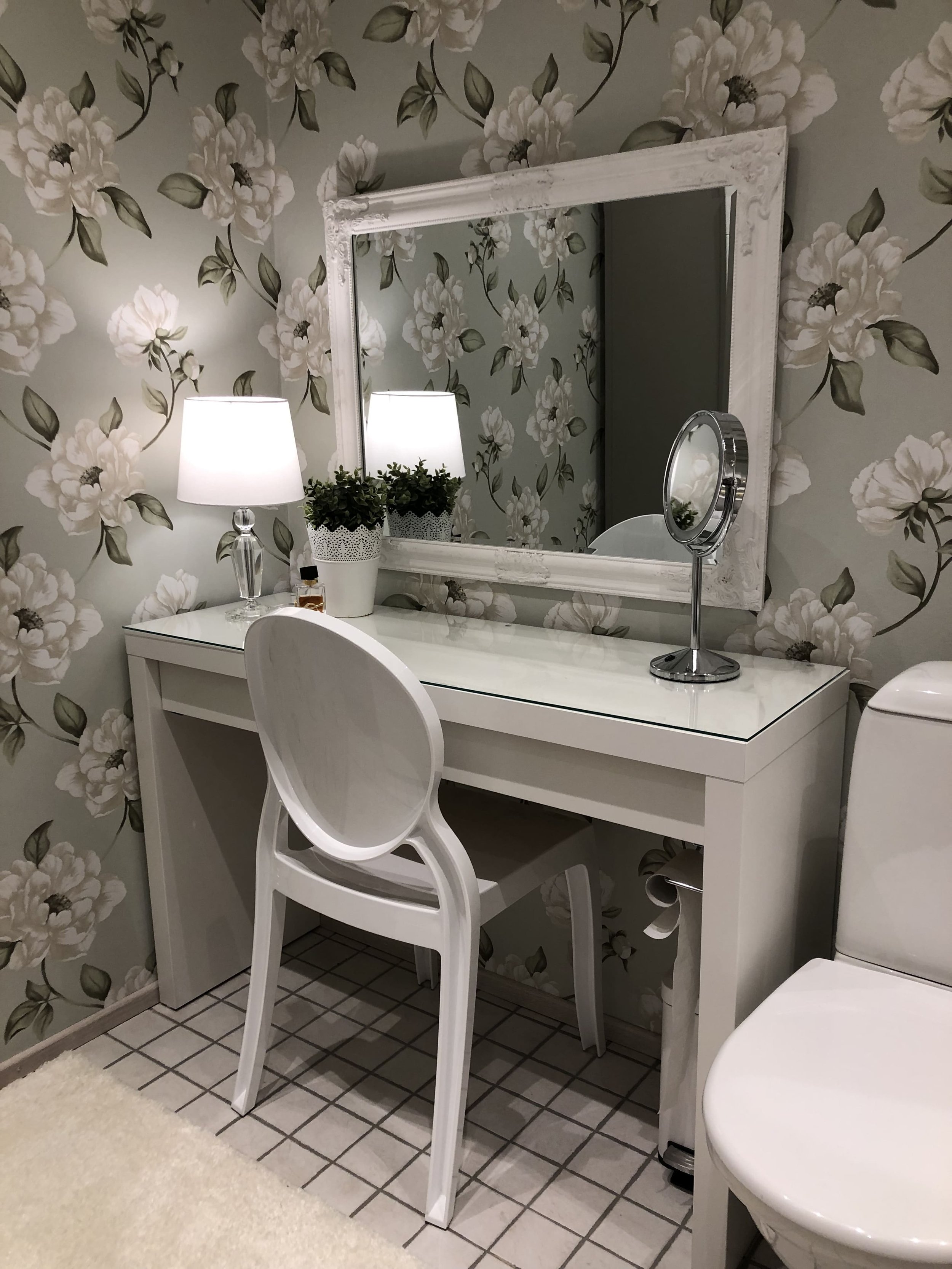 interior-de-la-casa-sisustussuunnittelu-jyvaskyla-wc-remontti-valmis-kuvaovelta-vihrea-valkoinen-meikkipoyta-tuoli-vihrea-tapetti.jpeg