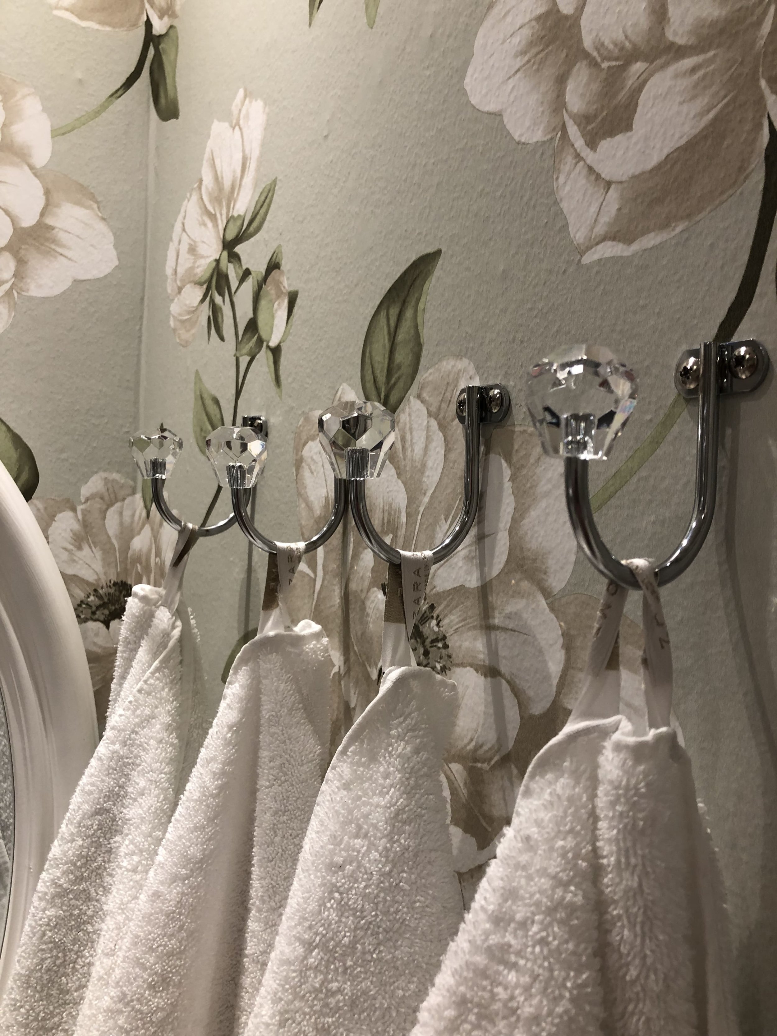 interior-de-la-casa-sisustussuunnittelu-jyvaskyla-wc-remontti-valmis-kuvaovelta-vihrea-valkoinen-pyyhekoukku-valkoinen-pyyhe.jpeg