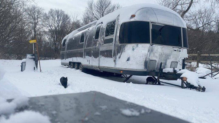 Snow clearing after the weekend blizzard, with feline supervision 🐈&zwj;⬛ ☃️ 

#airstream #airstreamrenovation #minnesotawinter
