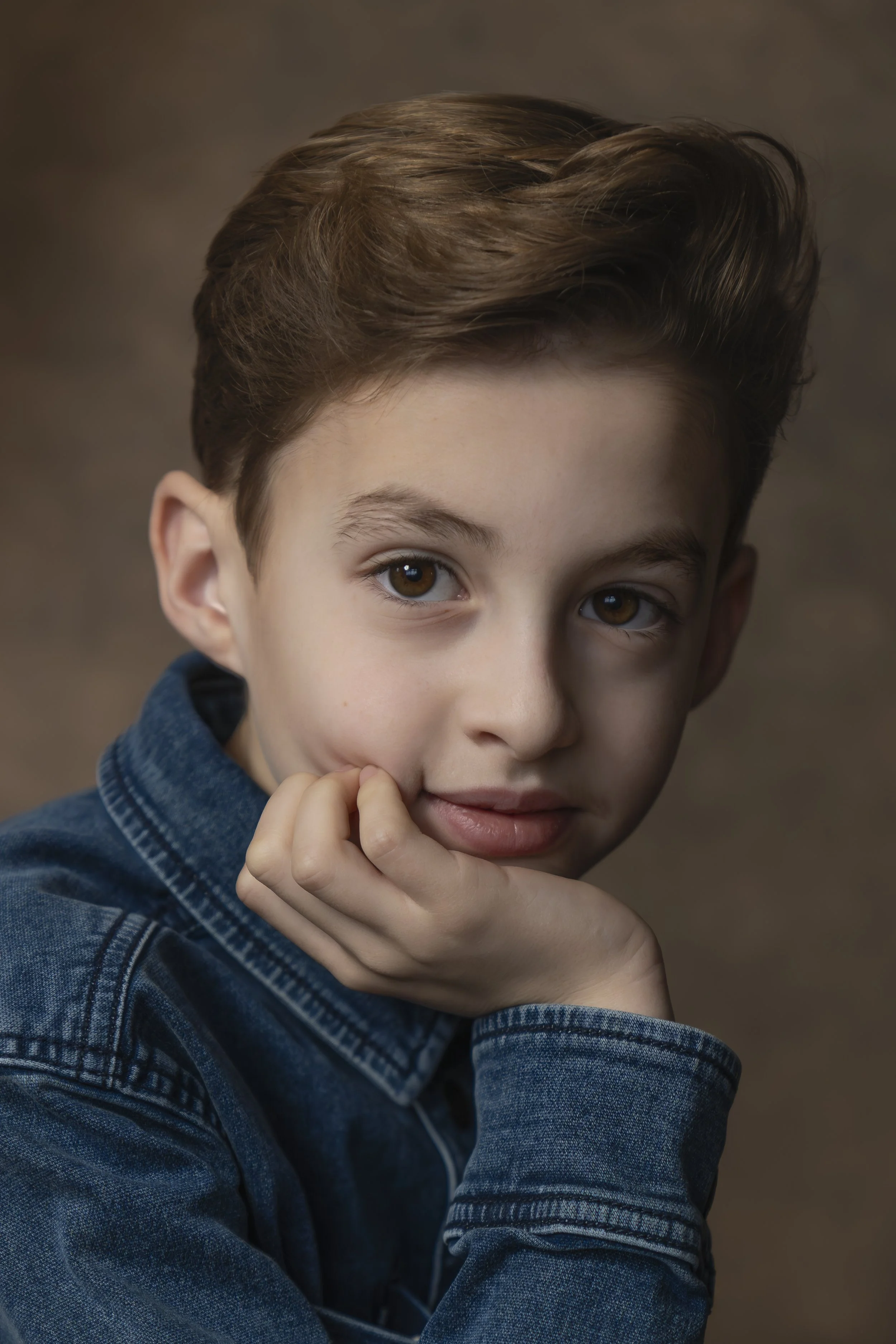 Onportrait Fotografie. Kinderportret met een bruine warme achtergrond.JPG