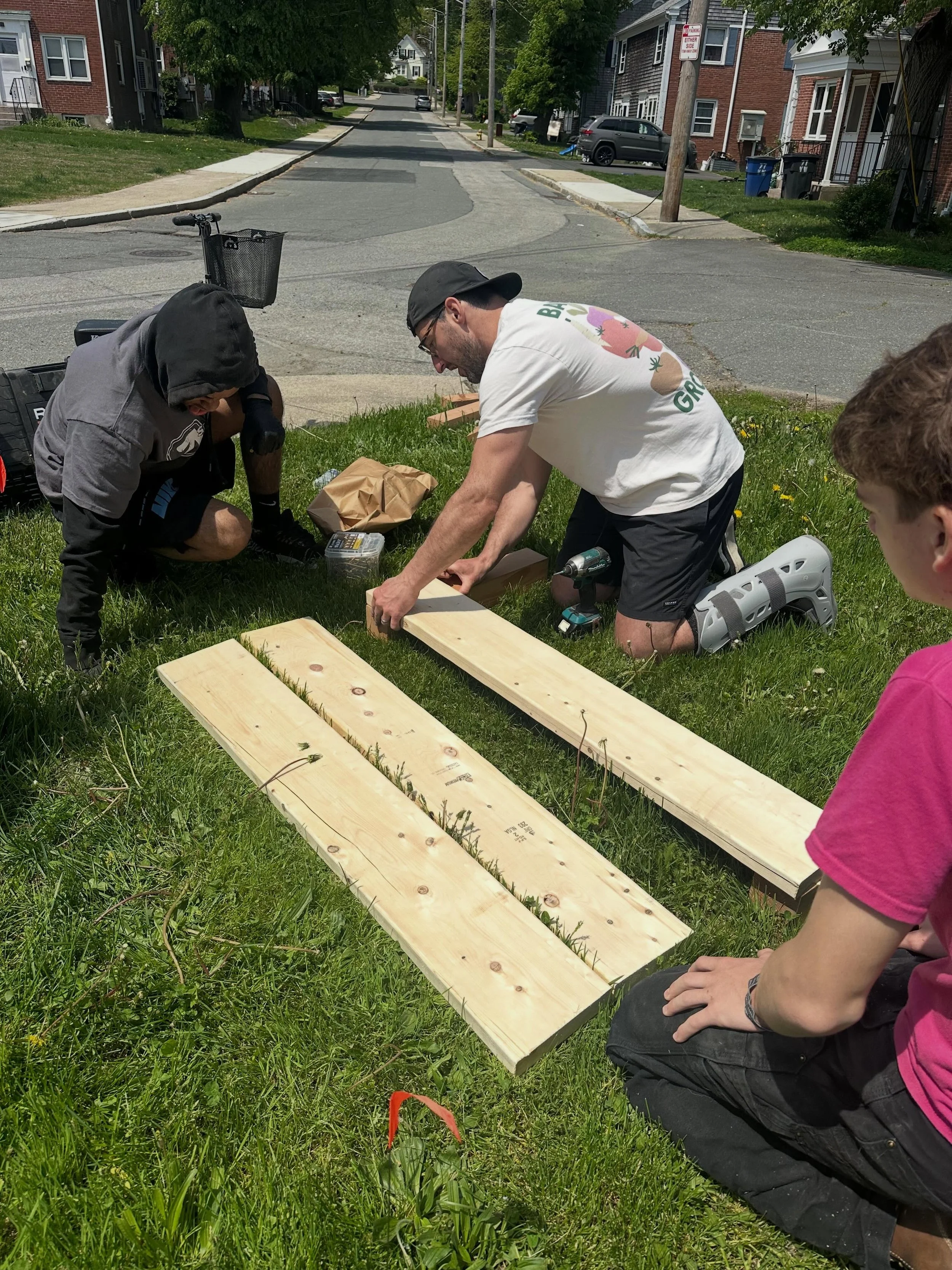 We always love working with @backyardgrowers, but the warm weather lately has made it a real treat! Some recent garden bed builds around the community 🌱  #mentorshipthroughcraftsmanship #nonprofit #woodworking #handsonlearning #capeann