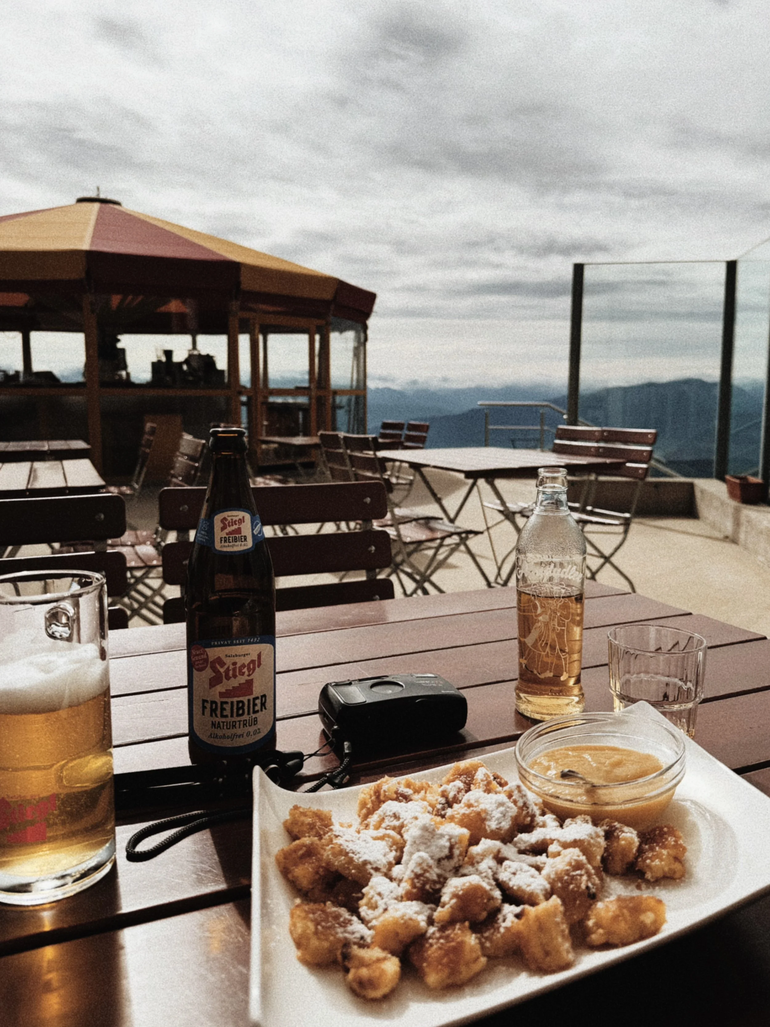 kaiserschmarrn und almdudler auf einem tisch auf der gerlitzen alpe mit bergblick