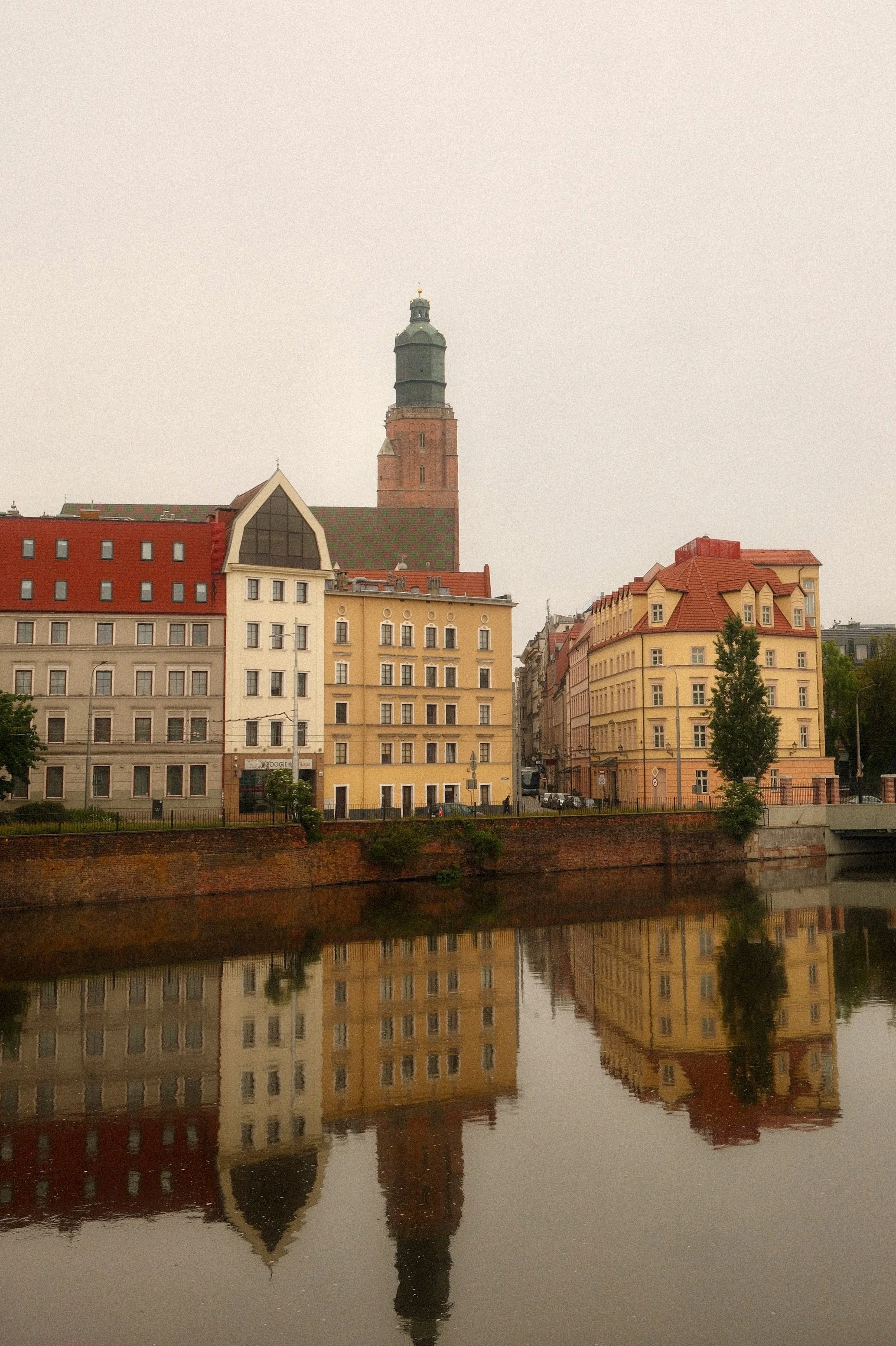 wrocław weekender: tramlinien, cafés, secondhand, neon
