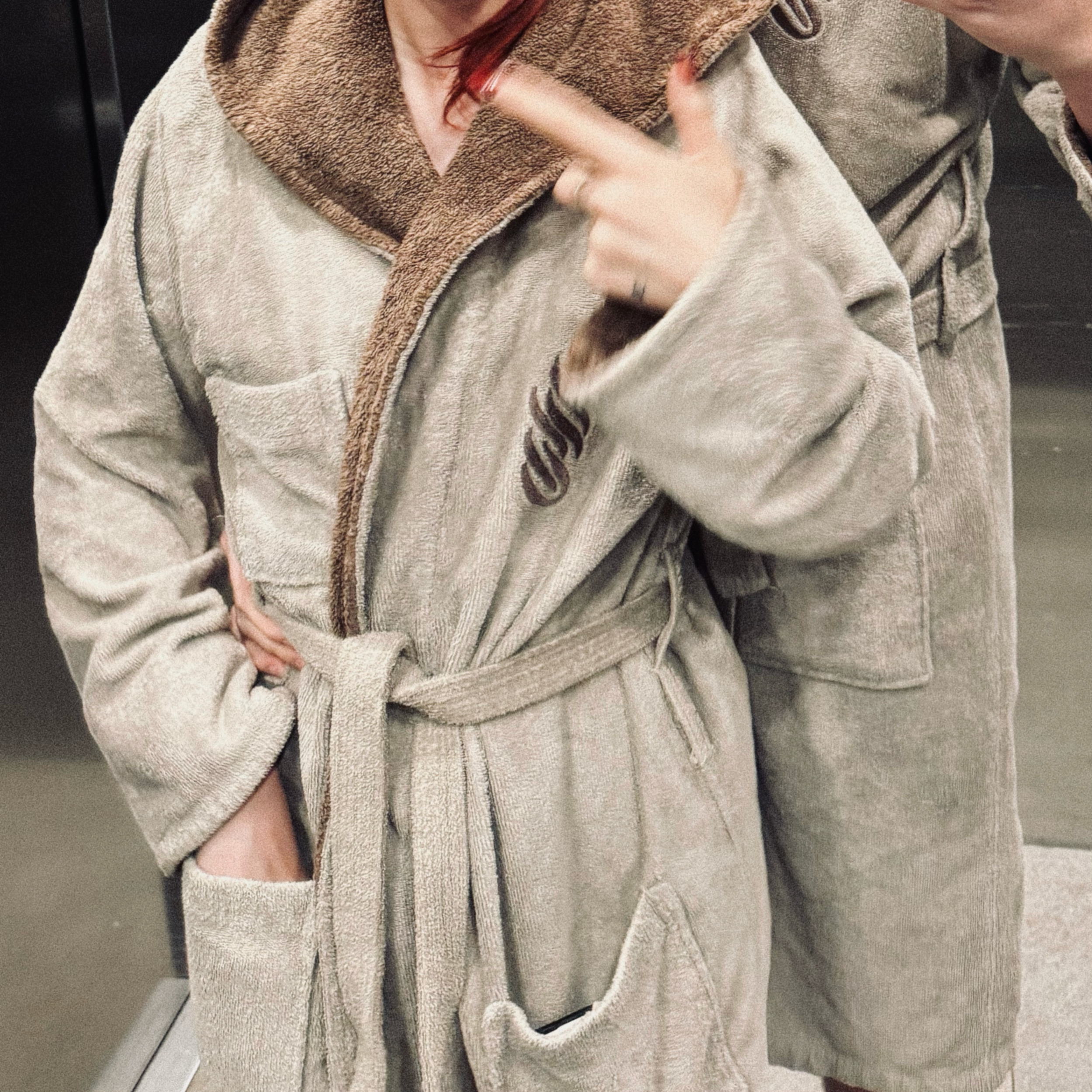 zwei personen im bademantel auf dem weg vom chalet zum spa-bereich am feuerberg in kärnten