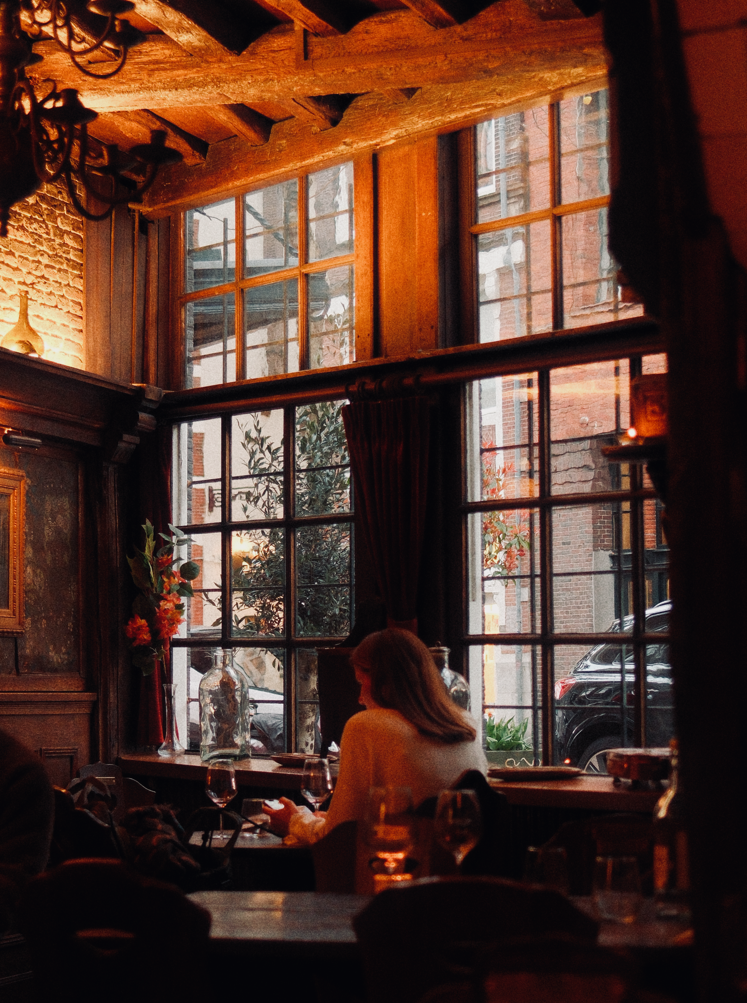 historischer innenraum im restaurant d’vijff vlieghen in amsterdam mit alter wandgestaltung, dunklem holz und klassischer architektur.