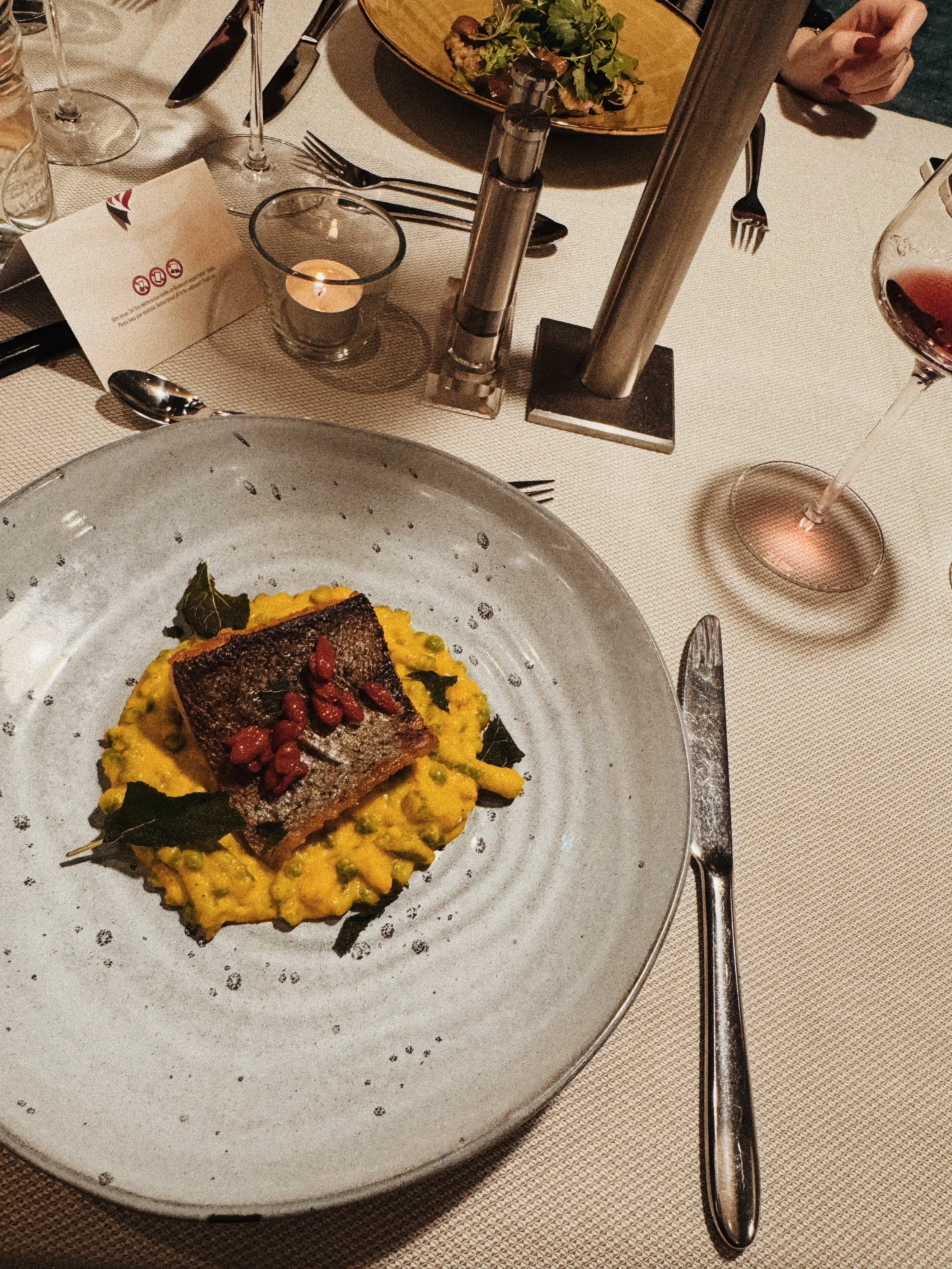 gebratener fisch mit knuspriger haut auf gelbem risotto im restaurant des feuerberg resorts