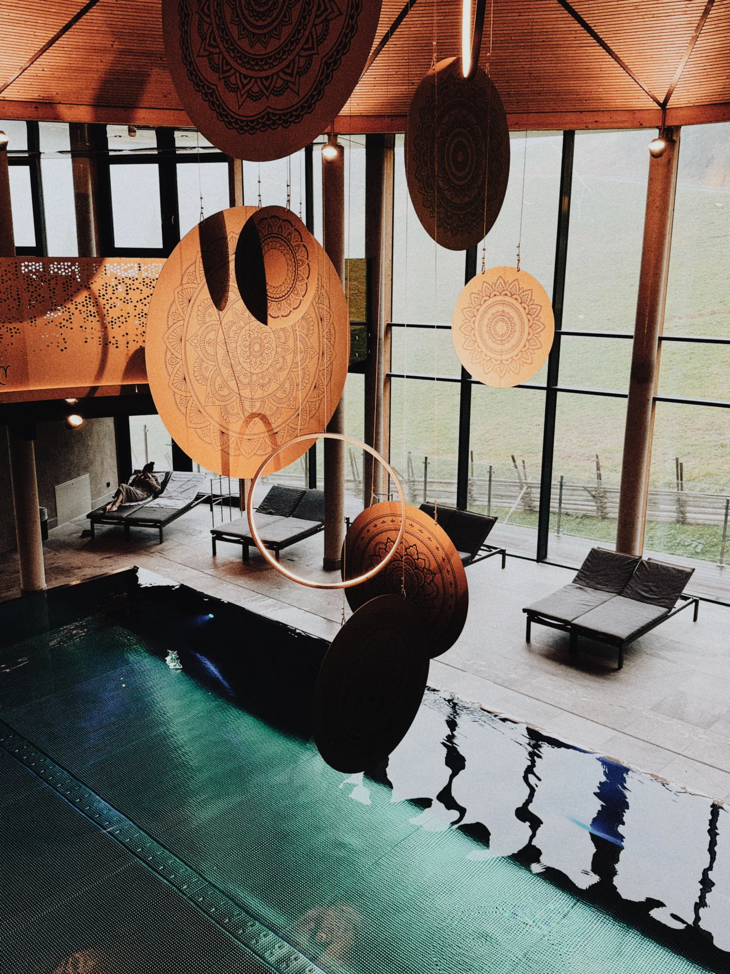 esoterische symbole und dekorationselemente über einem pool im spa-bereich des feuerberg resorts