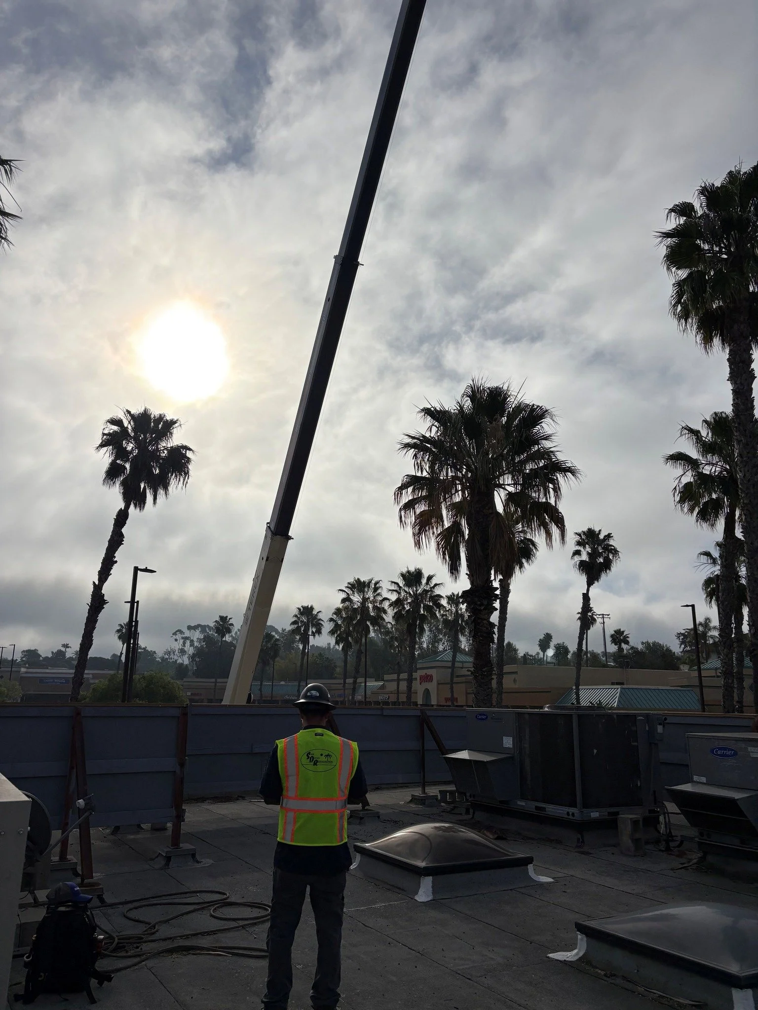 On site and getting it done.

Coordinating a crane lift to set new equipment in place as part of an ongoing system upgrade. From planning to execution, our team works efficiently to minimize downtime and keep operations running.

#SanDiegoRefrigerati