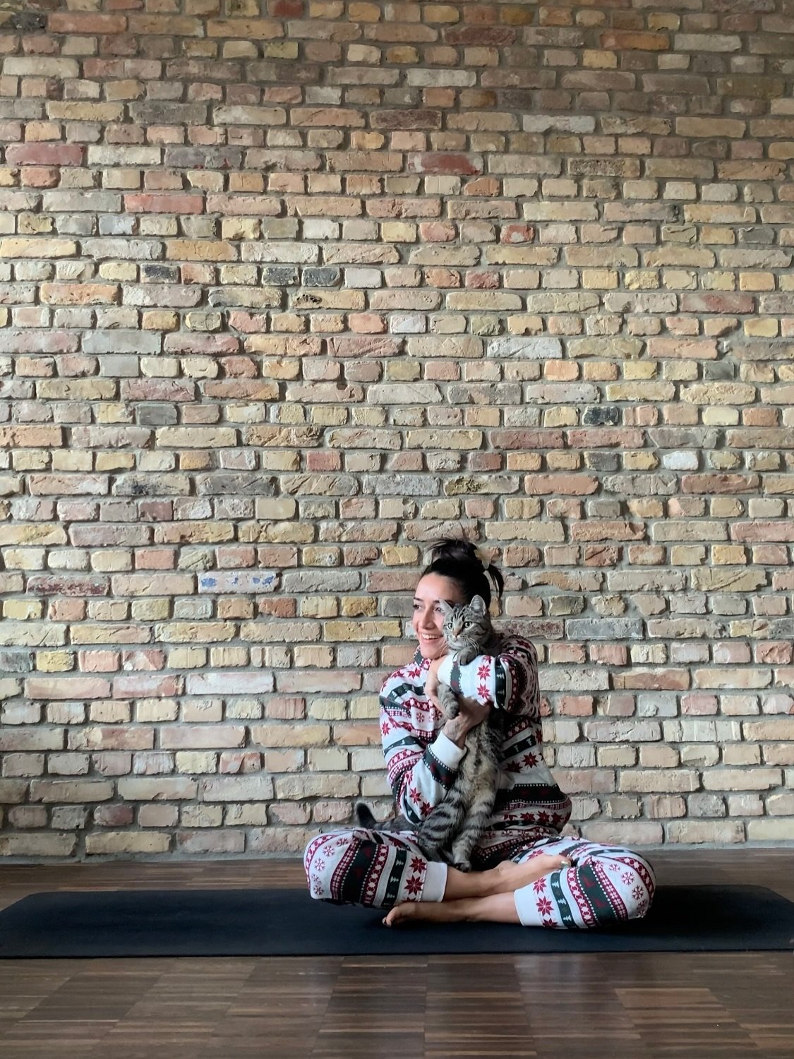 Cozy in my @fabletics jumpsuit and pretending I&rsquo;m doing yoga while my cat steals the spotlight 😺

Happy Christmas 🎄 

#fabletics #fableticseu #christmas #yoga