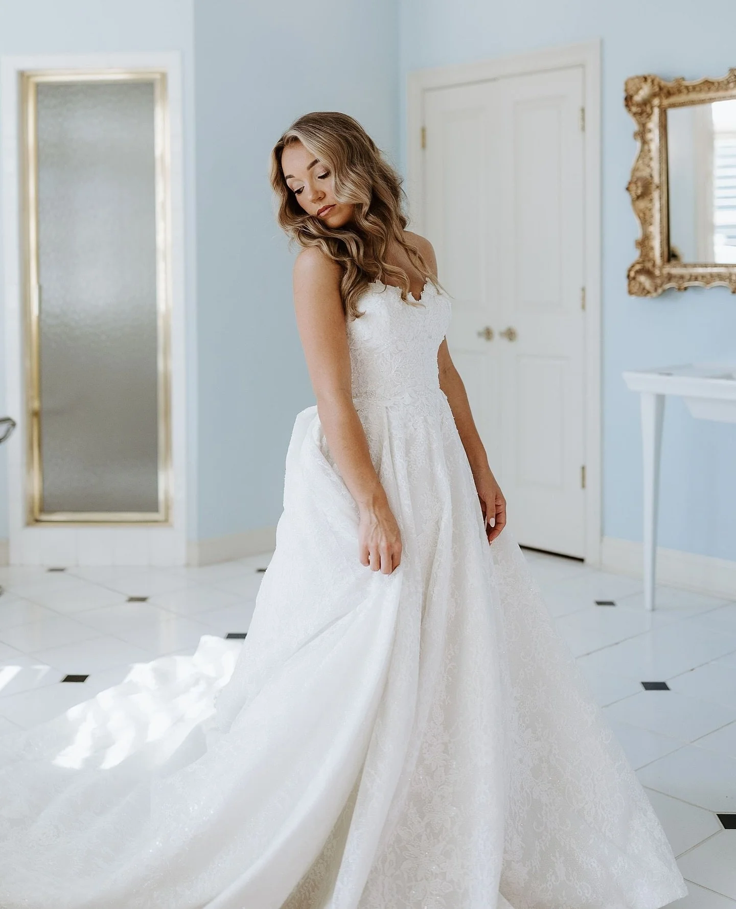 A moment for the bride. ✨⁠💐💓⁠
⁠
Cali, you looked absolutely breathtaking in your Low&rsquo;s gown. Thank you for letting us be a small part of your beautiful day. Here&rsquo;s to forever!

Photography: @jessicanewsomephotography⁠