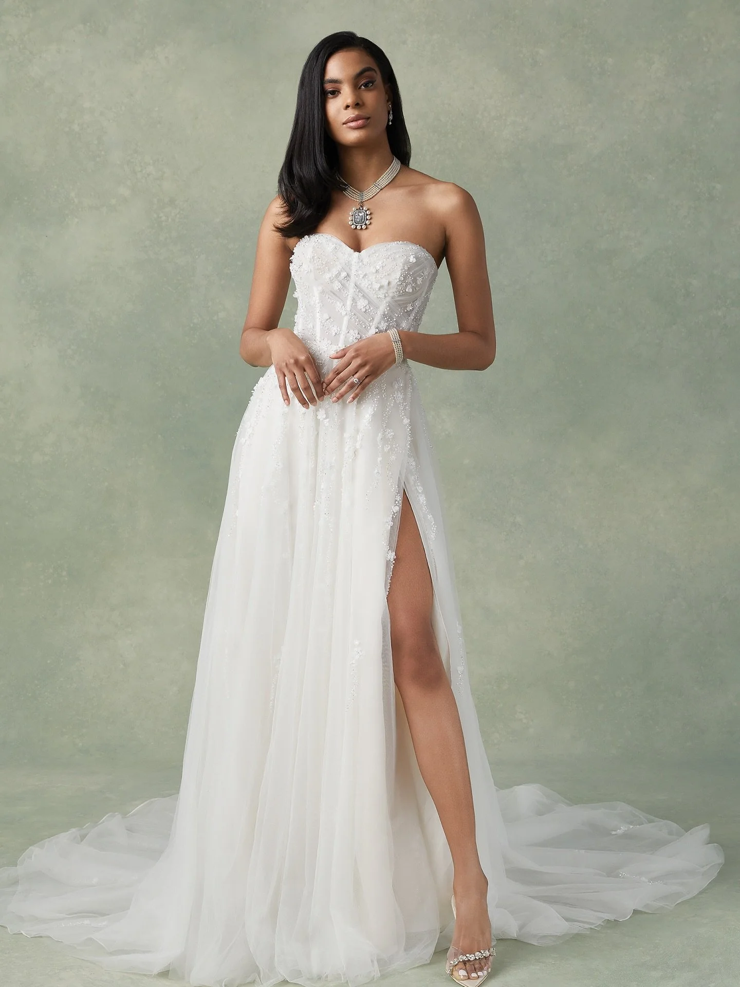 The Low&rsquo;s Bridal Winter Sale is here! ❄️⁠
Hundreds of newly discounted dresses beginning ~$800 ✨Sizes 0-34✨⁠
⁠
Limited appointments available starting Dec 17th. ⁠
The sale is in full swing 💫on Dec 27th! ⁠
⁠
Sale Appointment Includes ⁠
✨Access 