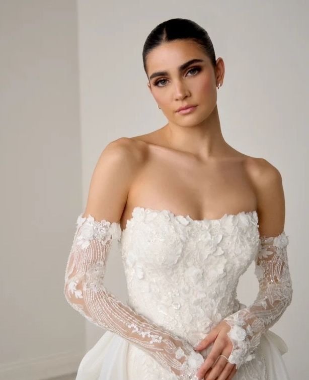 Sleek-and-bejeweled fitted gown, shimmering from every angle! 💍✨⁠ We are loving these fitted and mermaid silhouettes with sparkle. Which one are you choosing? Tell us in the comments below. 💞 💞 💞 ⁠
⁠
We can&rsquo;t wait to help you find &ldquo;th