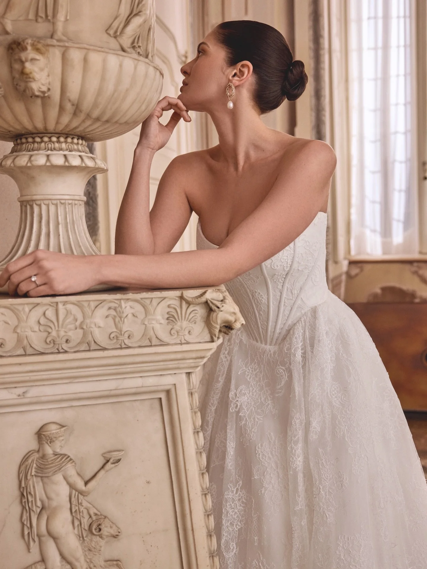 Something about lace always feels eternal ♾️💍⁠
@justinalexander and @justinalexandersignature honors that tradition with impeccable craftsmanship for the modern romantic bride.⁠
⁠
You&rsquo;ve found the one, now let&rsquo;s find the dress. 🕊️🤍⁠
Re