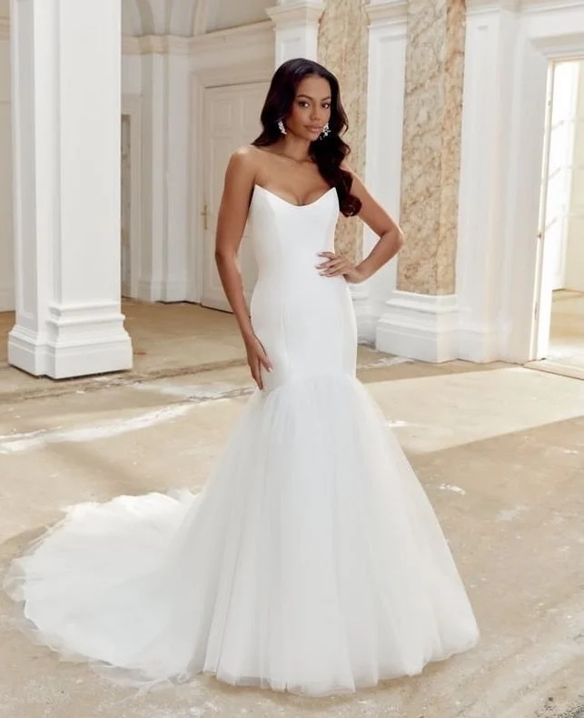 Simple elegant, but make a mermaid! We&rsquo;re loving these fitted silhouettes in luxurious fabrics 🤌✨💕
Which one is your perfect fit? 

Make it official 💍 and request your appointment!
📞870-734-3244
✉️lowsbridal.com/request