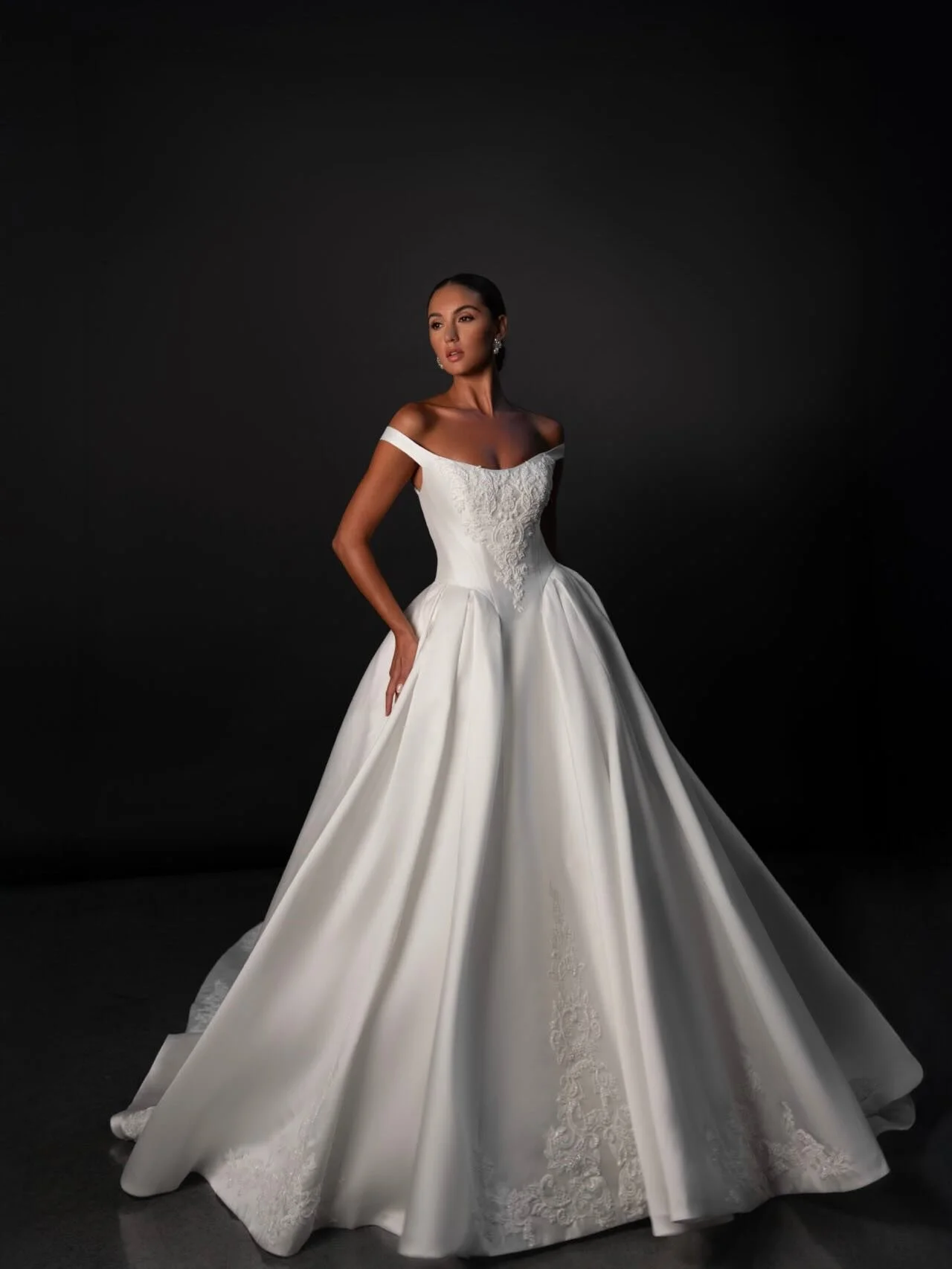 Only a few more sleeps until #IDoFashionWeek! Stay tuned as we head to NOLA to find the gowns that will make your bridal dreams come true! 💍
Brides, which trend are you hoping to see this season? 👰&zwj;♀️
#IDoFashionWeek #martinaliana #martinabride