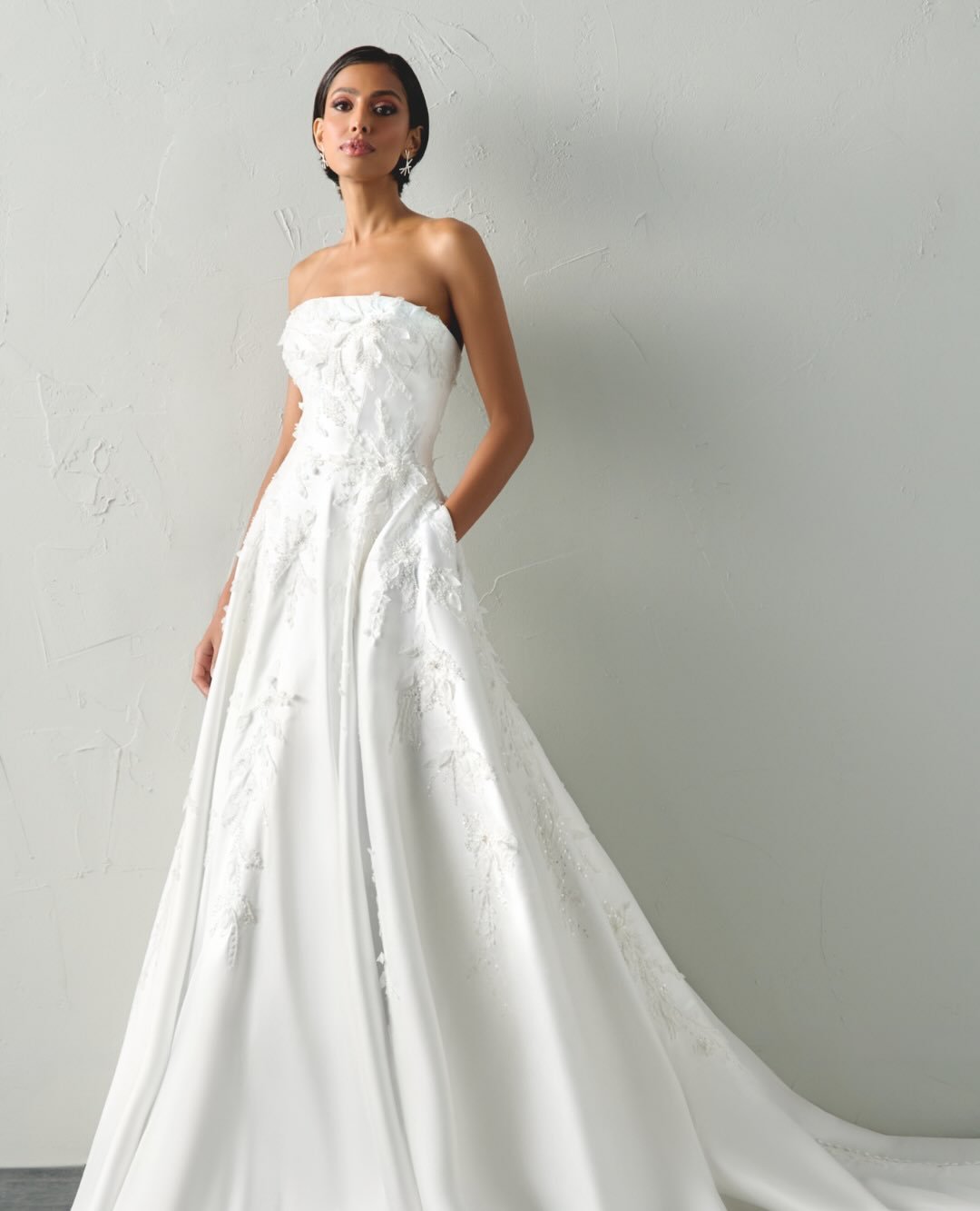 If you value a stunning silhouette and a beautiful neckline, these ✨Justin Alexander✨ gowns are some of our Low&rsquo;s favorites. This collection highlights the exceptional quality and elegant styling that has made this designer a global influence i