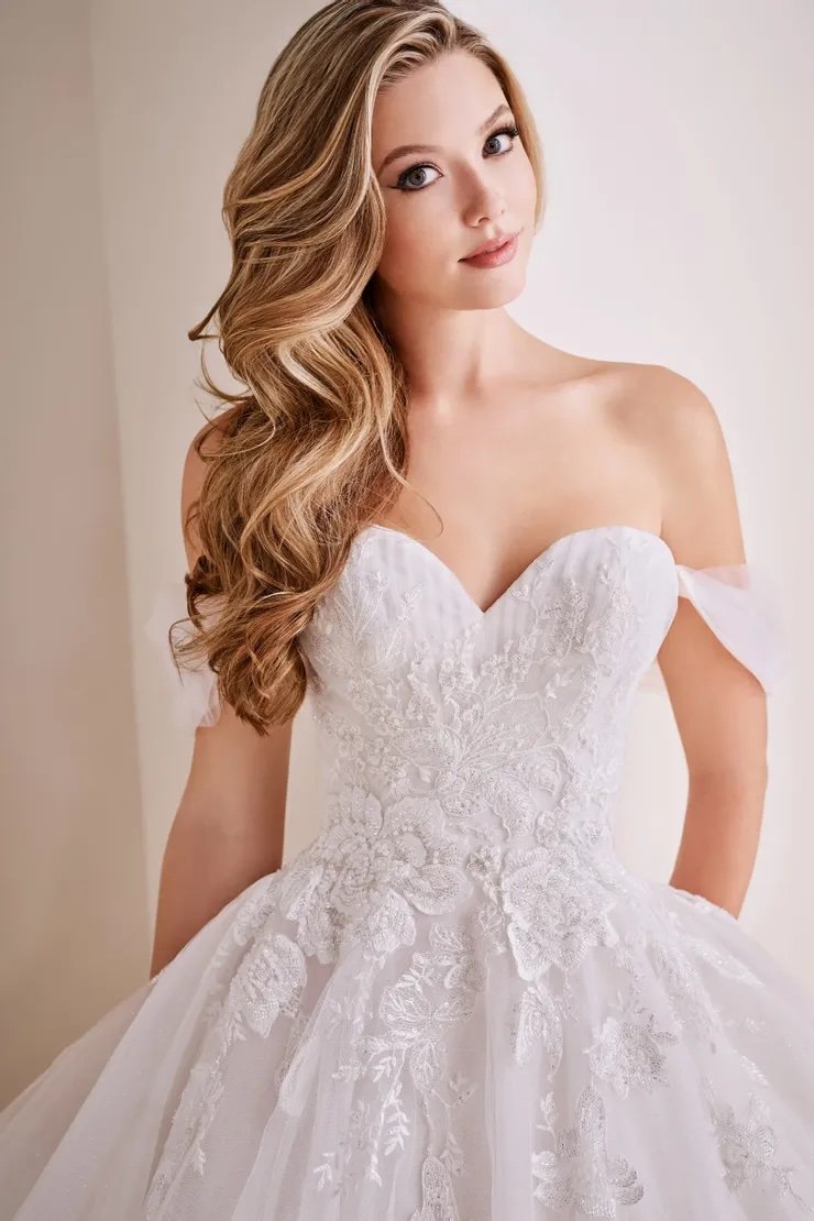 Sweetheart Neckline with Off the Shoulder