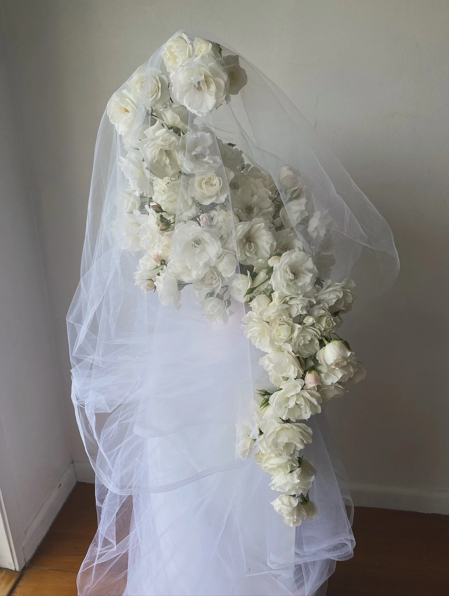 A spontaneous flower play with wilty garden roses that I didn&rsquo;t put much thought into but it was exactly what I needed! It made me remember my passion for the art of flowers 🤍 

#nzflowers #nzweddings #nzweddingflorist #flowerart #floristnz #n