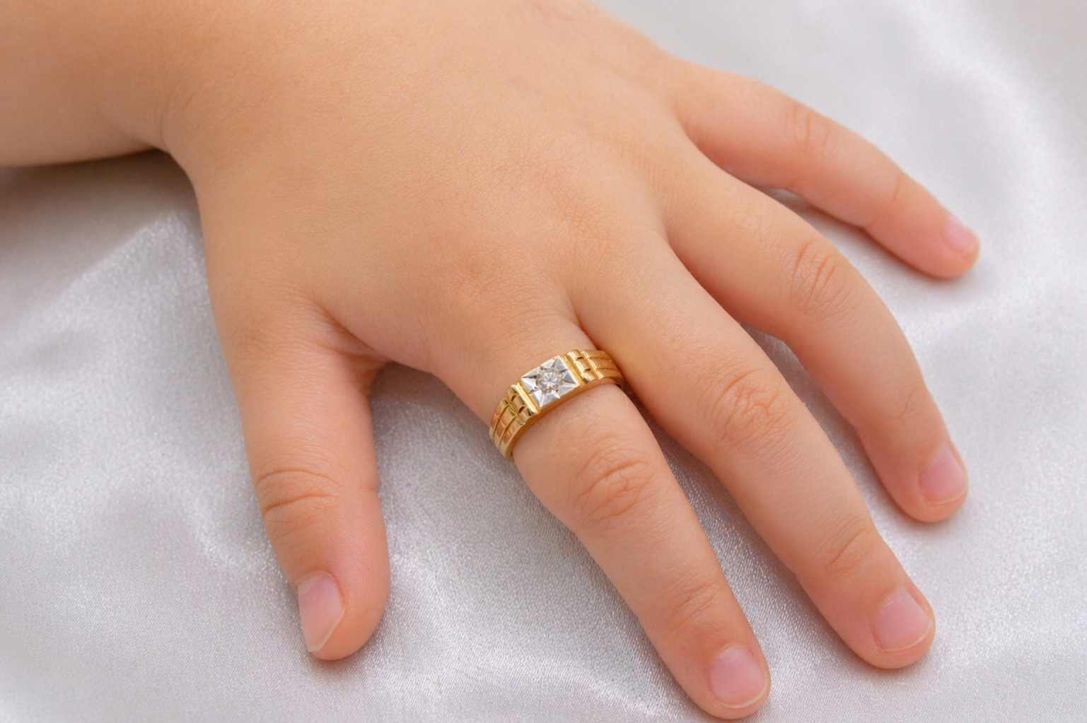 Vintage 18K Two Tone Gold CZ Kid's Ring Sz 2.25 Star Set Stone 1.8g