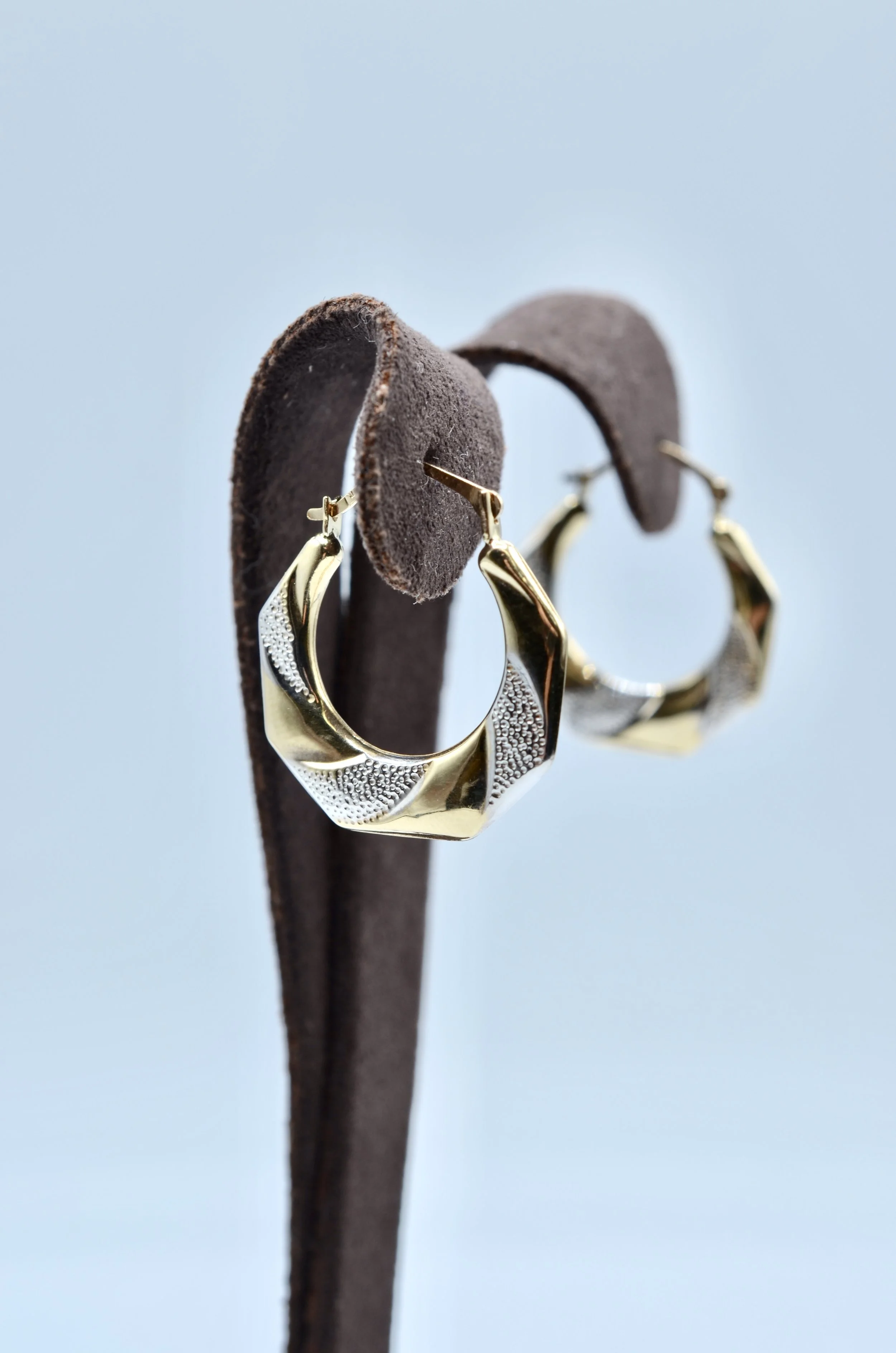 10k Two-Tone Gold Diamond-Cut Hoop Earrings – 1.0g
