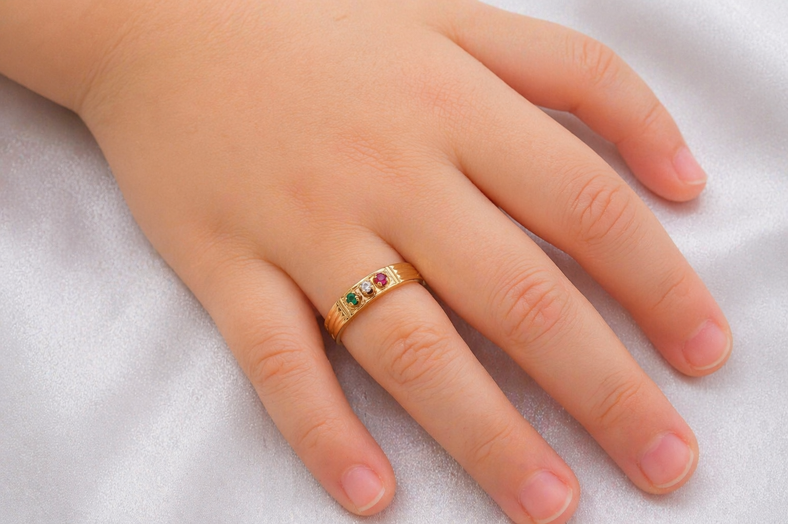 Vintage 18K Gold Baby Ring Diamond Emerald Ruby Size 3.25 Tri-Stone~1.1gr