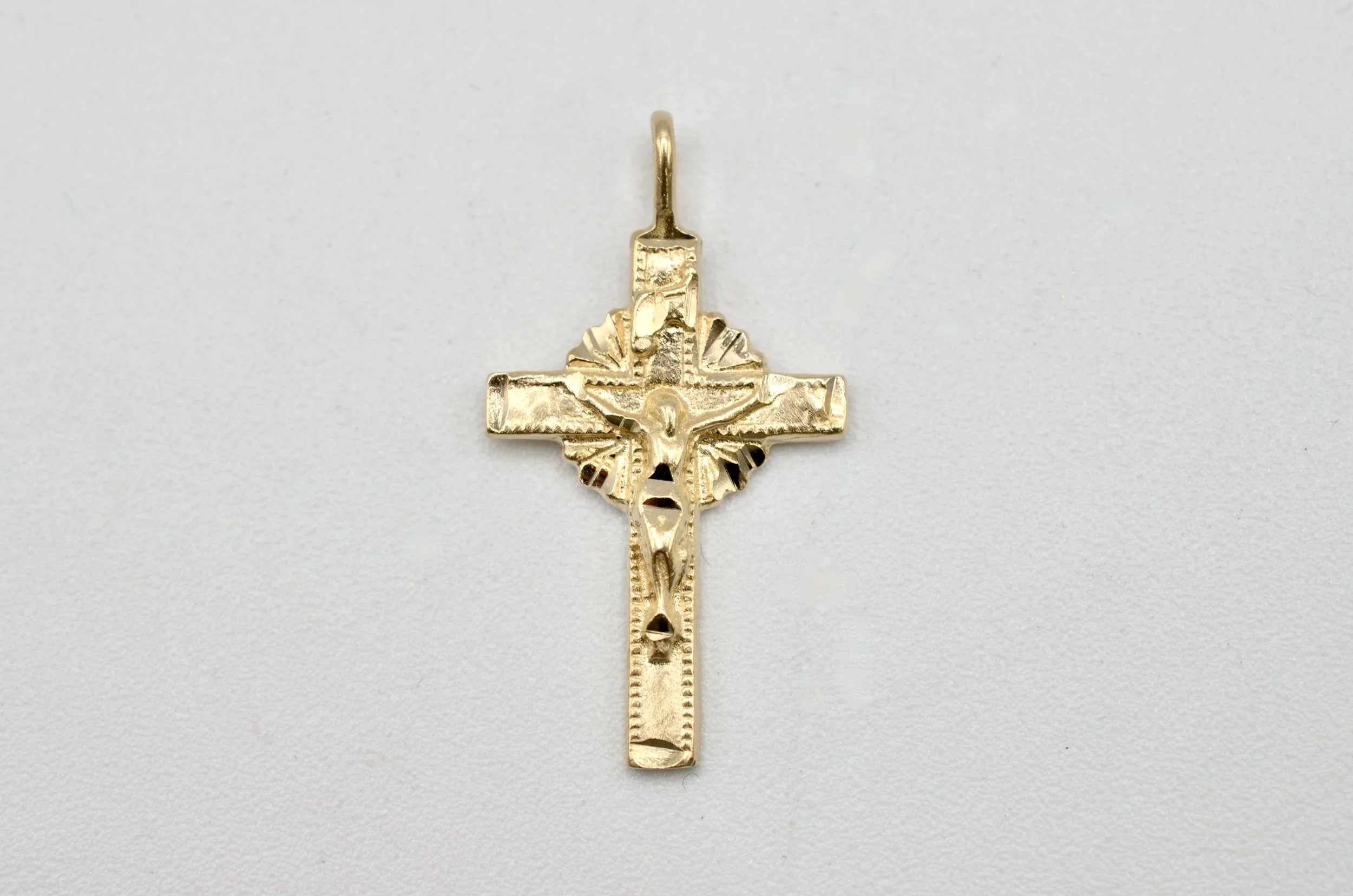 14K Gold Crucifix Cross Pendant Vintage Diamond Cut Religious Charm 1.7g