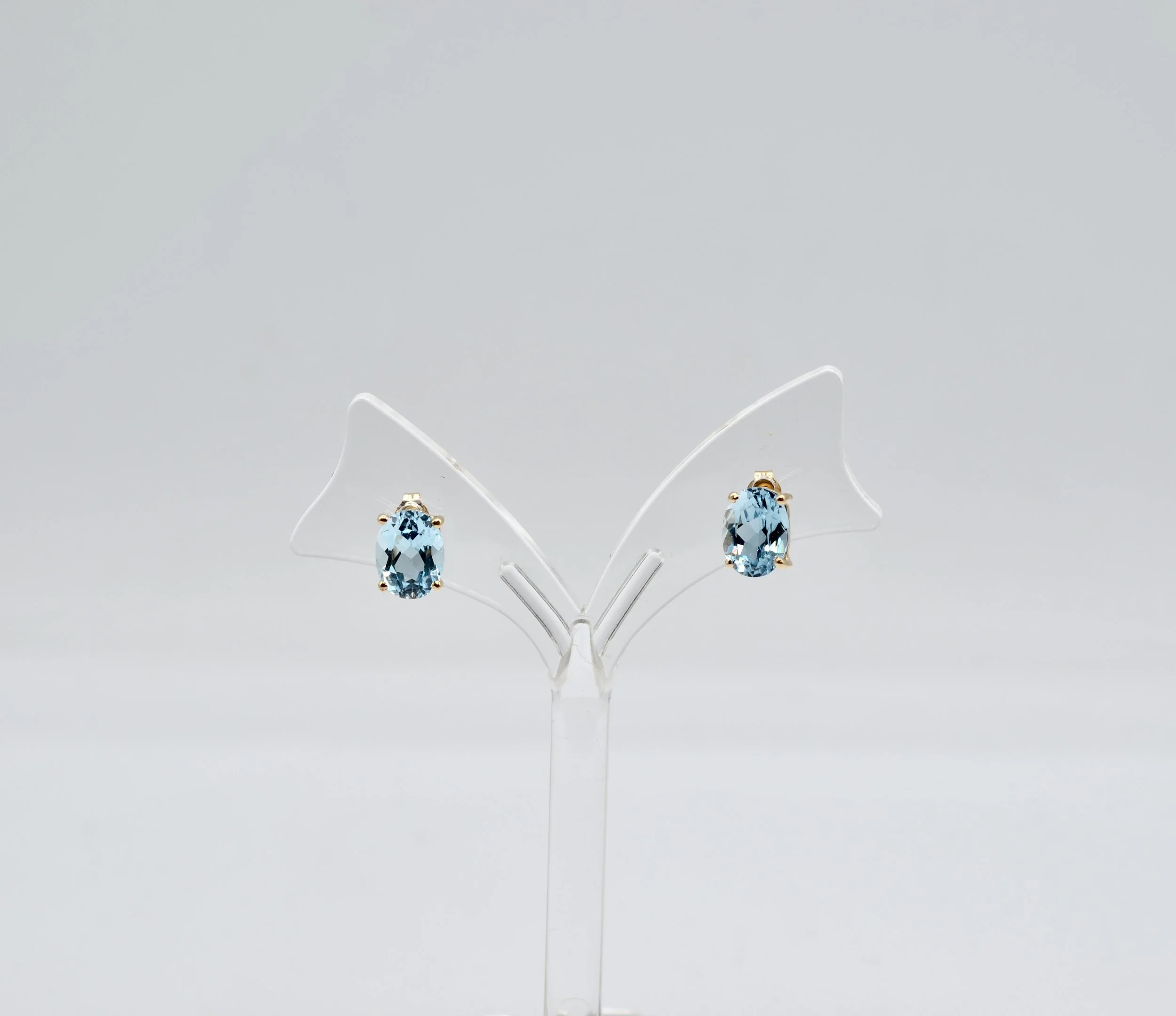14K Yellow Gold Oval Sky Blue Topaz Stud Earrings 8x6mm Butterfly Backs 1.4g