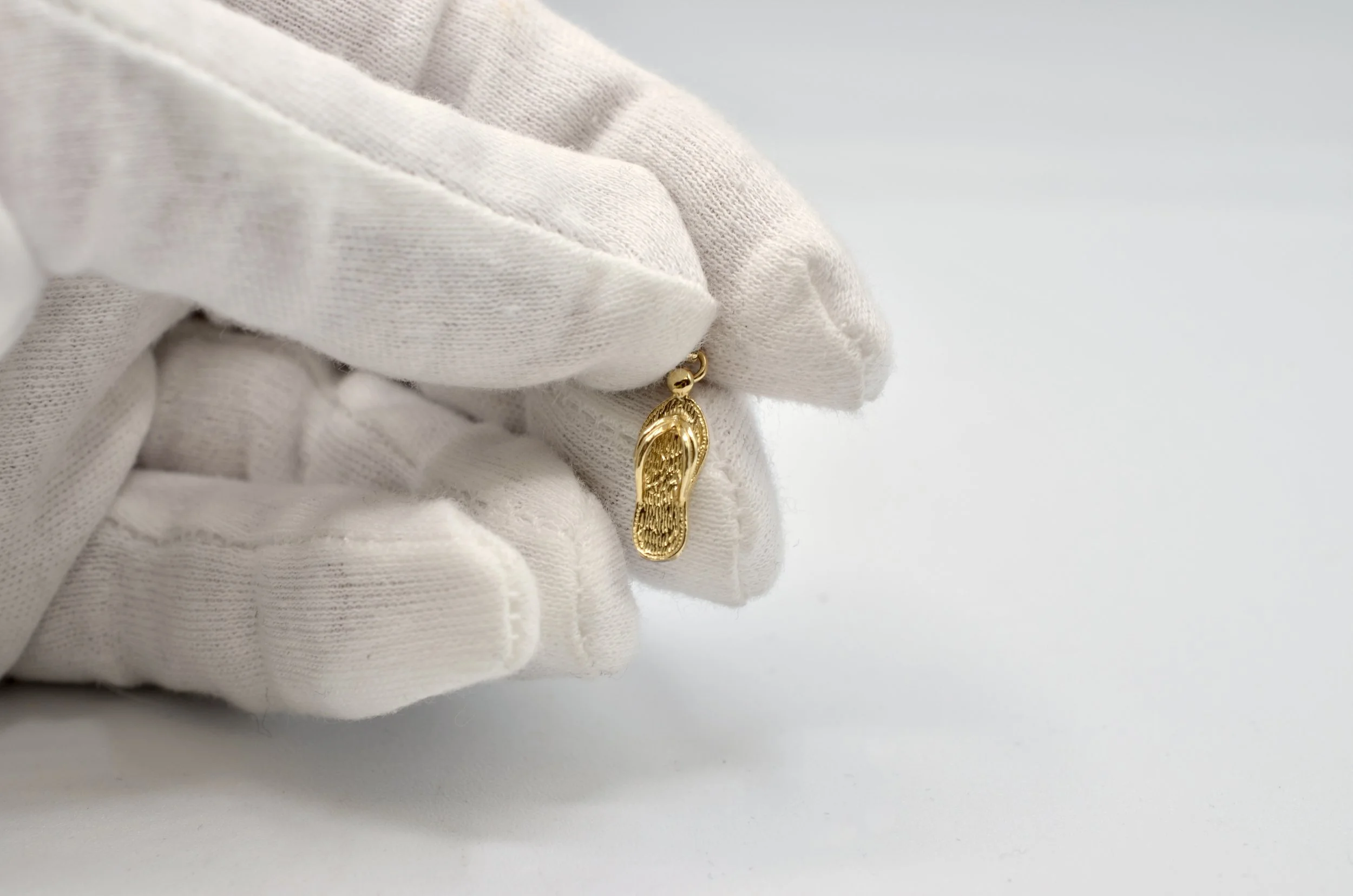 14K Yellow Gold Flip Flop Sandal Charm Pendant Beach Summer 0.7g