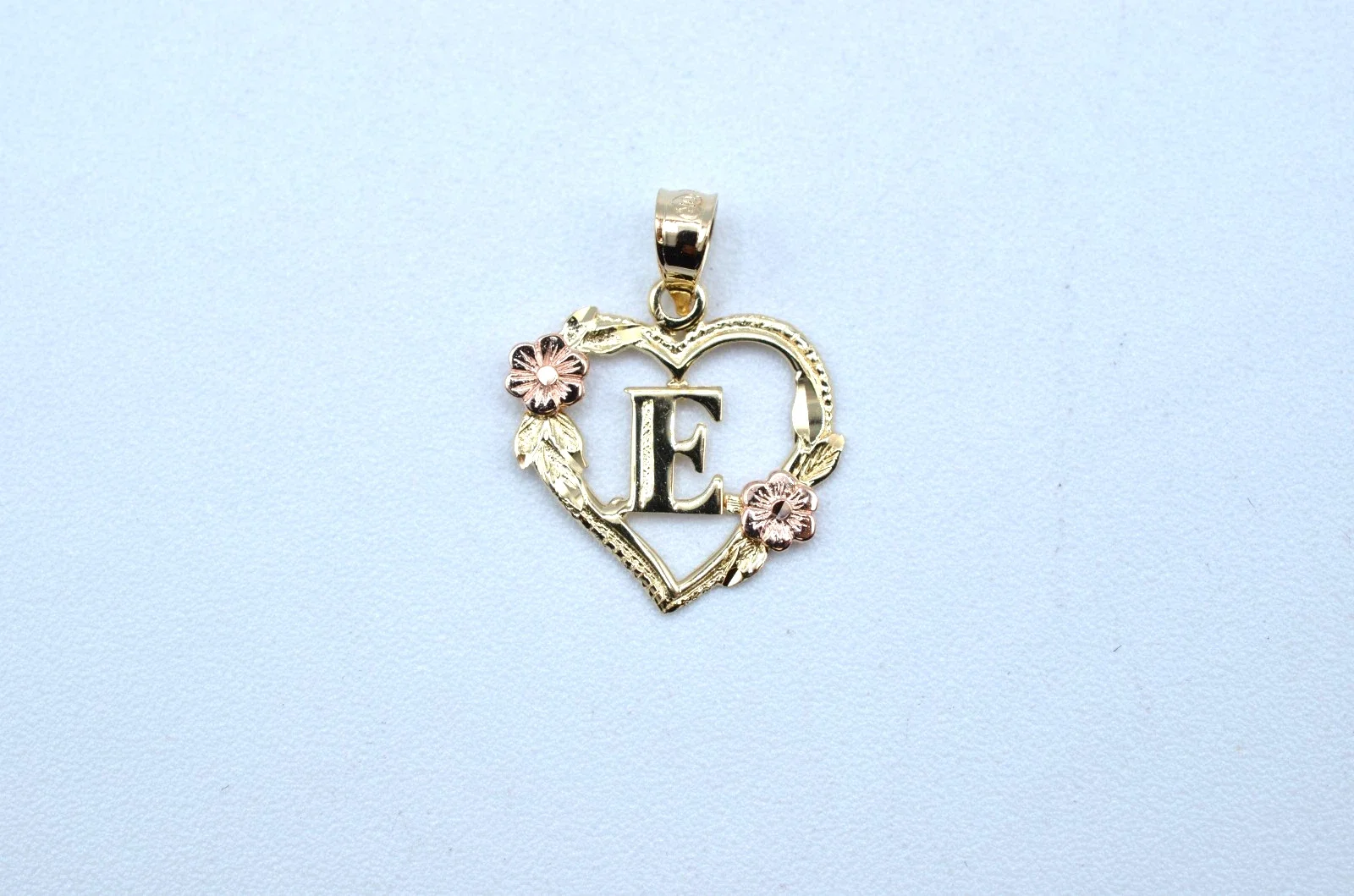 Vintage 14K Two Tone Gold Initial E Heart Pendant Charm Floral 0.9g