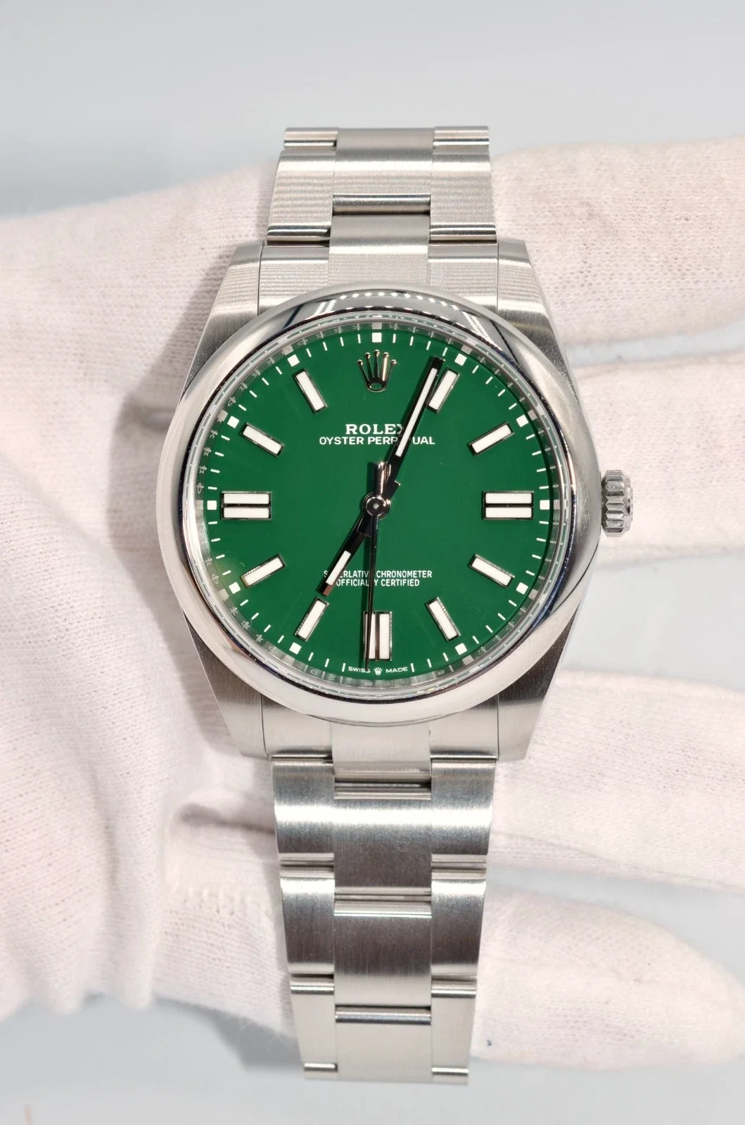 Rolex Oyster Perpetual 41 124300 Green Dial 2021 NOS Unworn Full Set Box Papers
