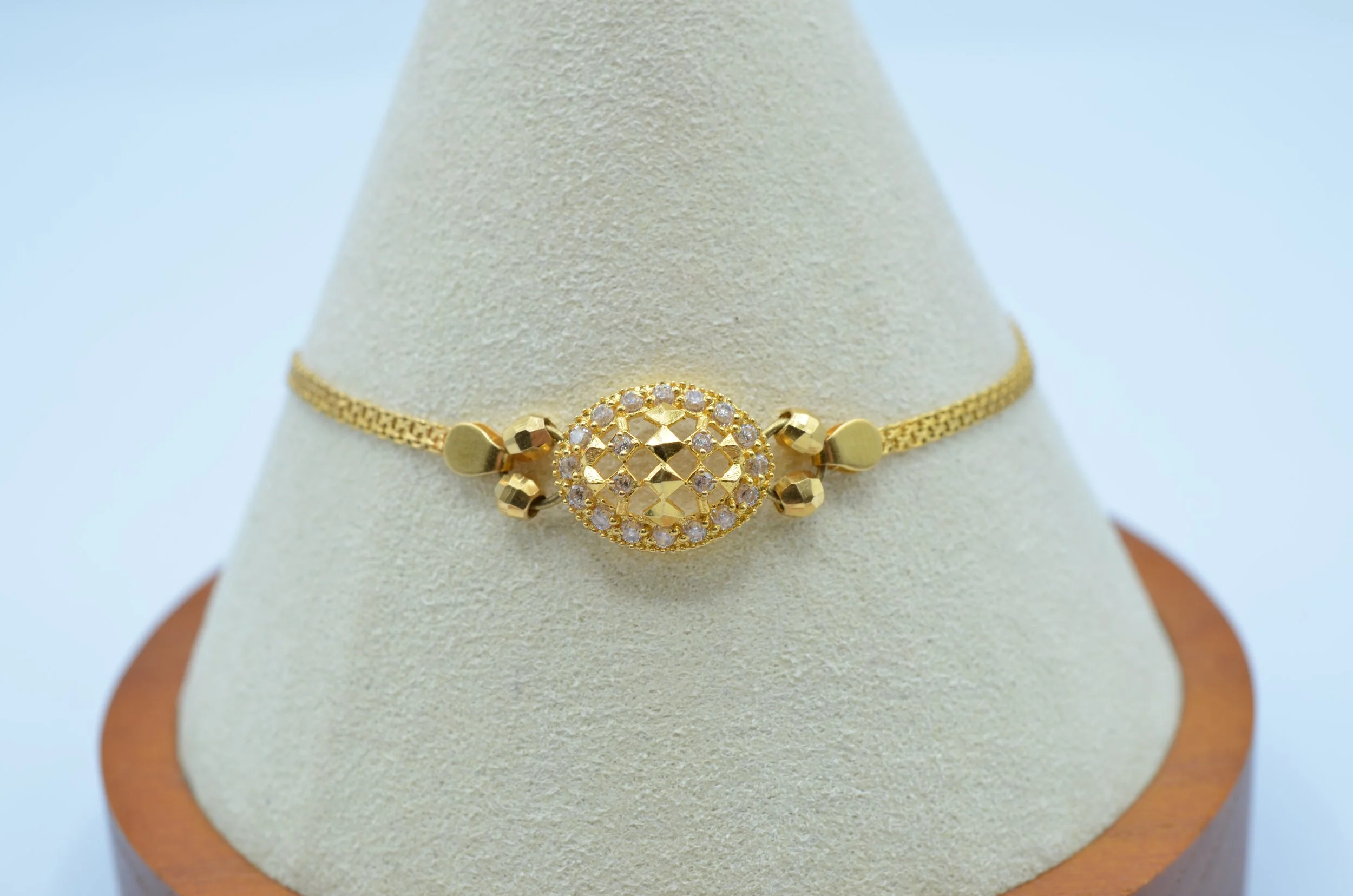 21k Gold Mesh Bracelet w/ Cubic Zirconia Centerpiece – 3.9g – 7"
