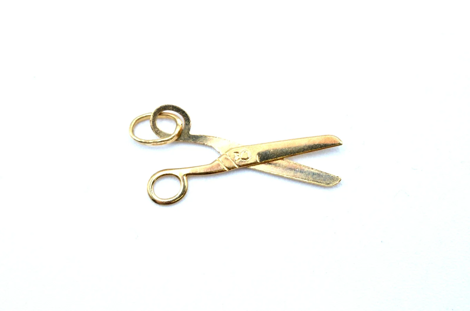 Vintage 14K Gold Scissors Charm Pendant Moveable Italy 1.0g Barber Sewing