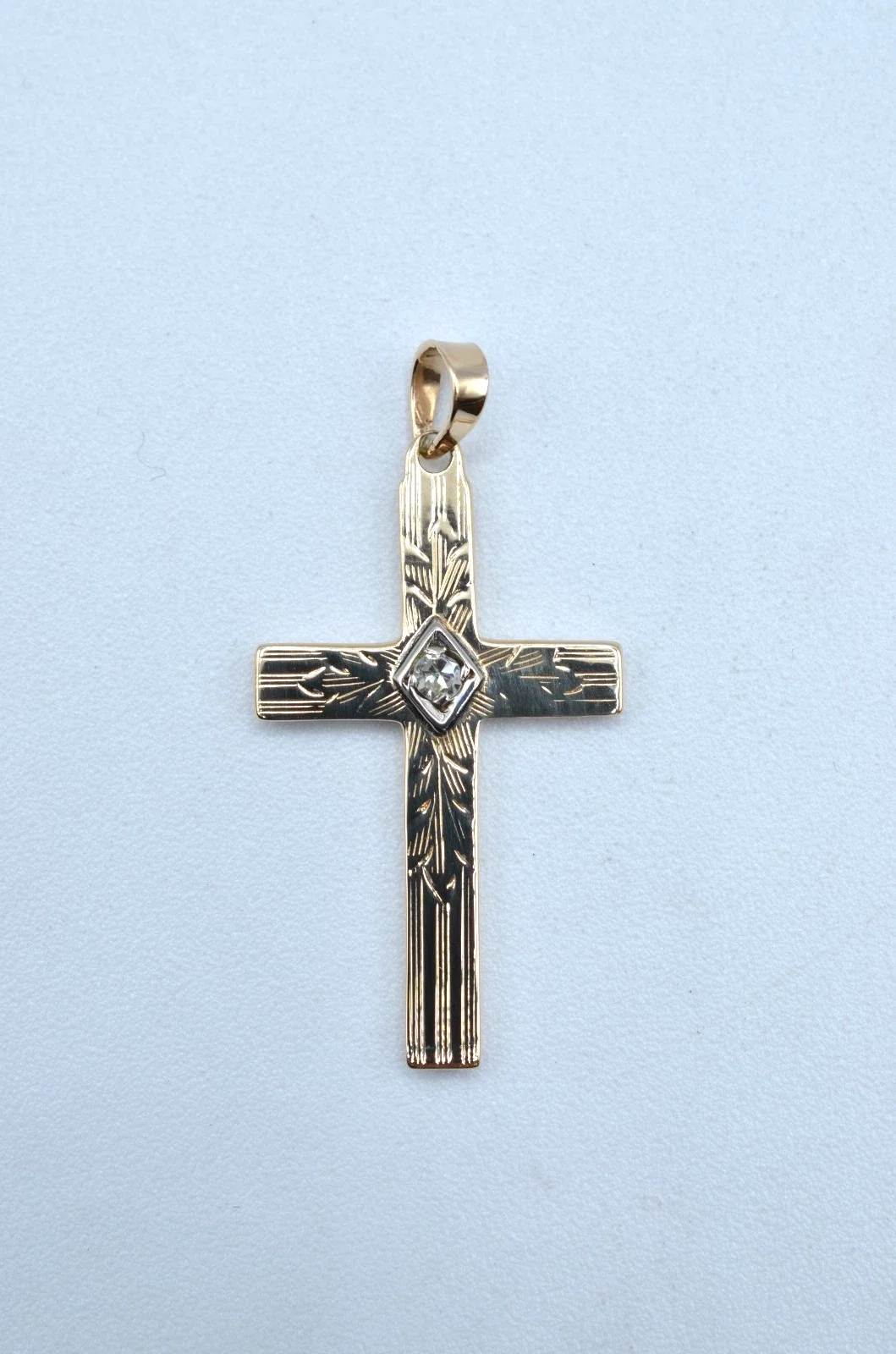 14K Gold Diamond Cross Pendant Vintage Small Religious Charm 1.0g