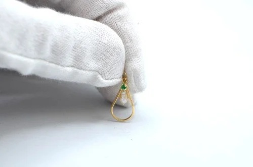 Vintage 18K Gold Emerald Pearl Dainty Pendant Charm Natural Gemstones 0.4gr