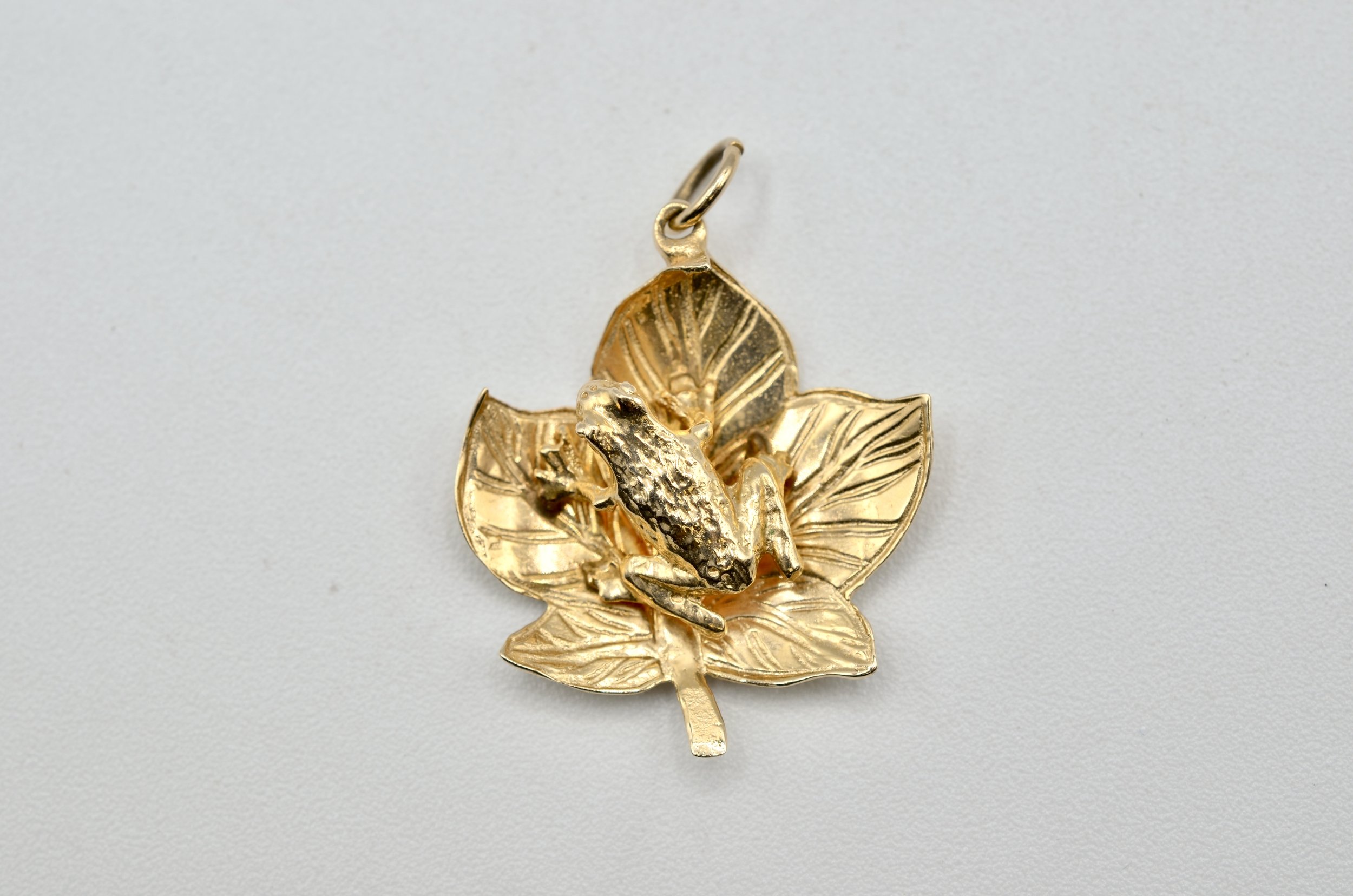 14K Yellow Gold Frog on Leaf Charm Pendant 3.4g Nature Animal Charm