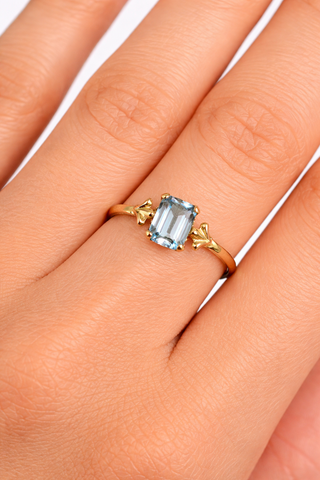 Vintage 18K Gold Light Blue Gemstone Solitaire Style Ring Fleur De Lis~ 1.5g